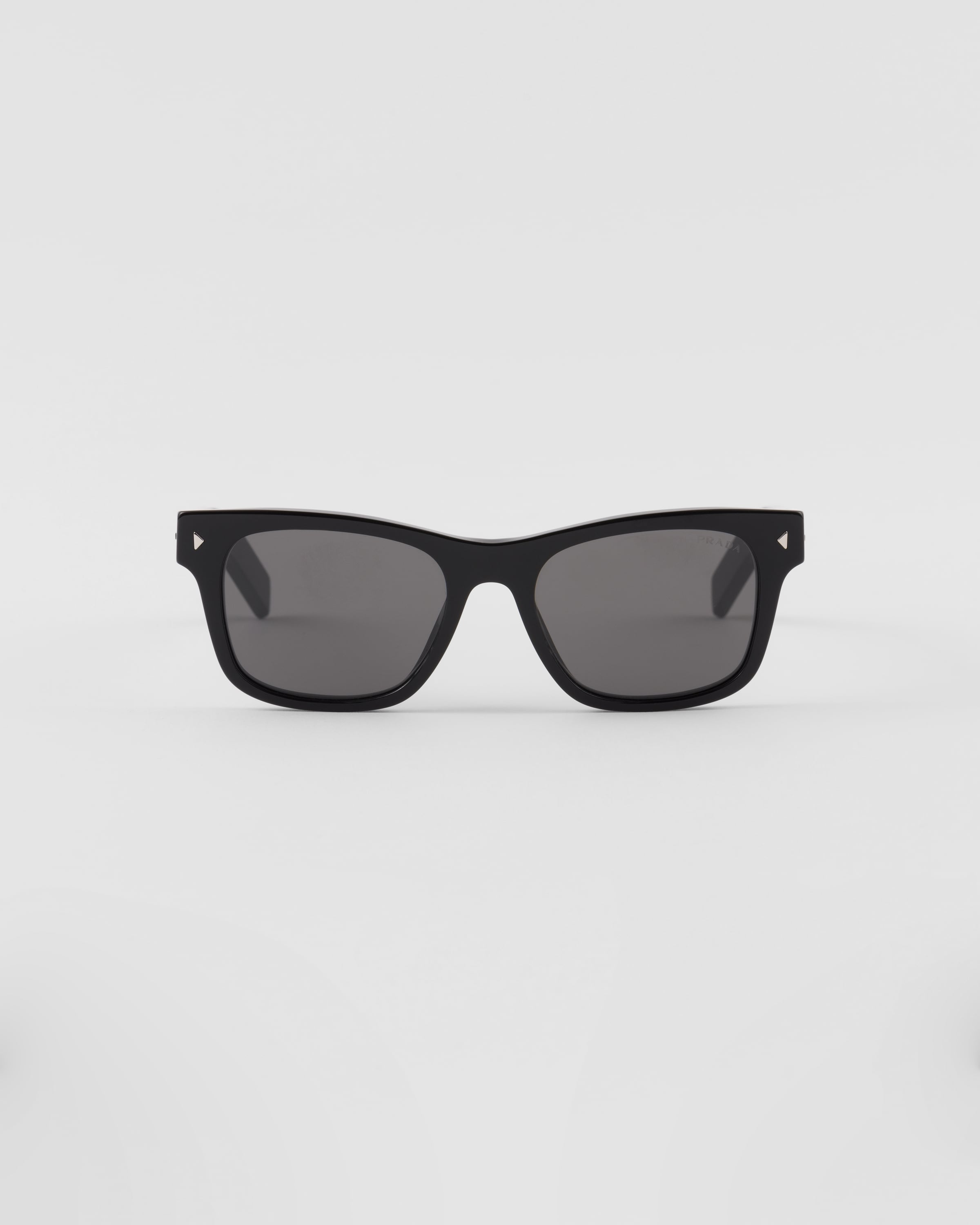 Sunglasses With Iconic Metal Plaque
