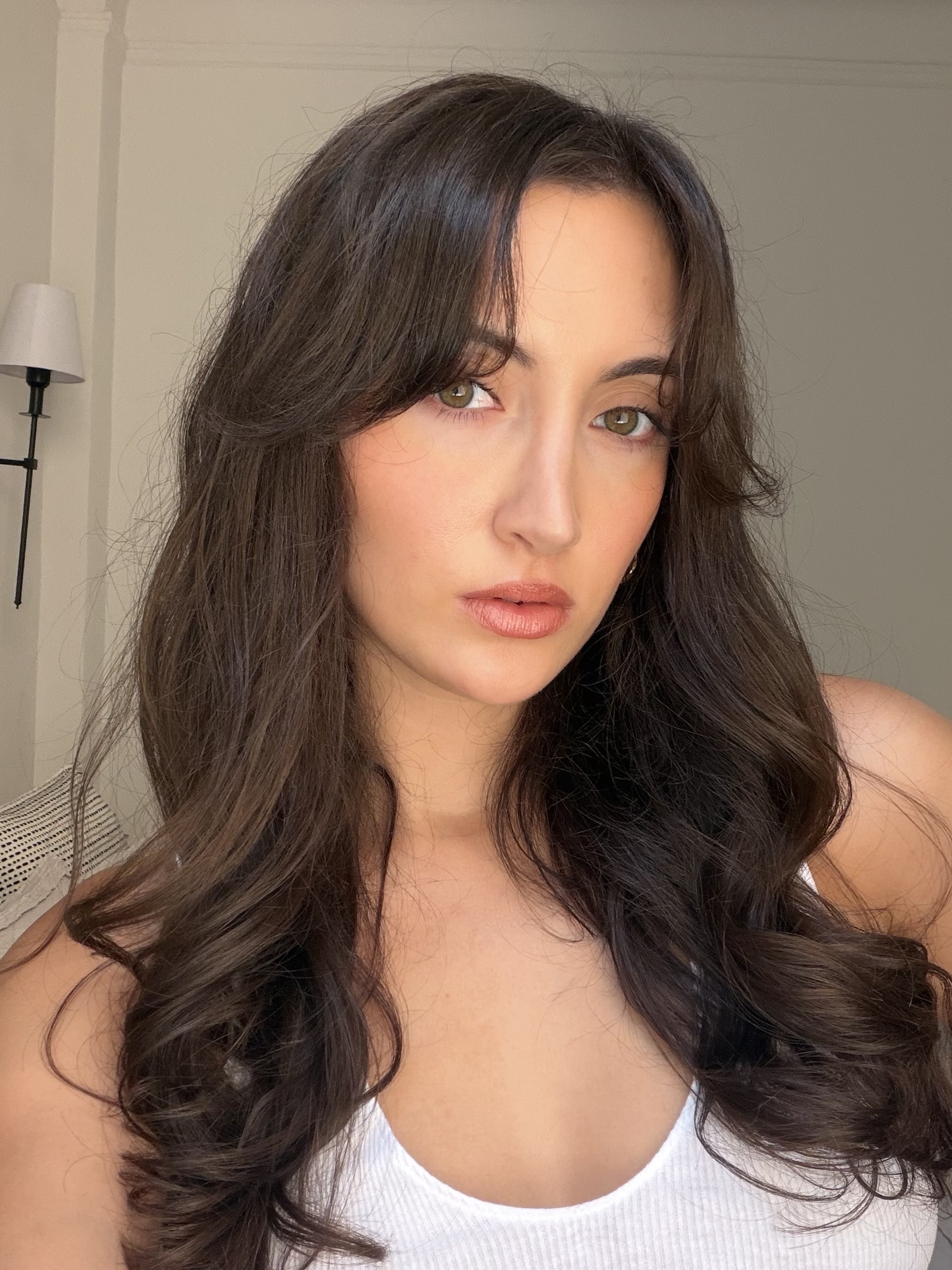 An image of WWW associate beauty editor Alyssa Brascia wearing the VB Foundation Drops.