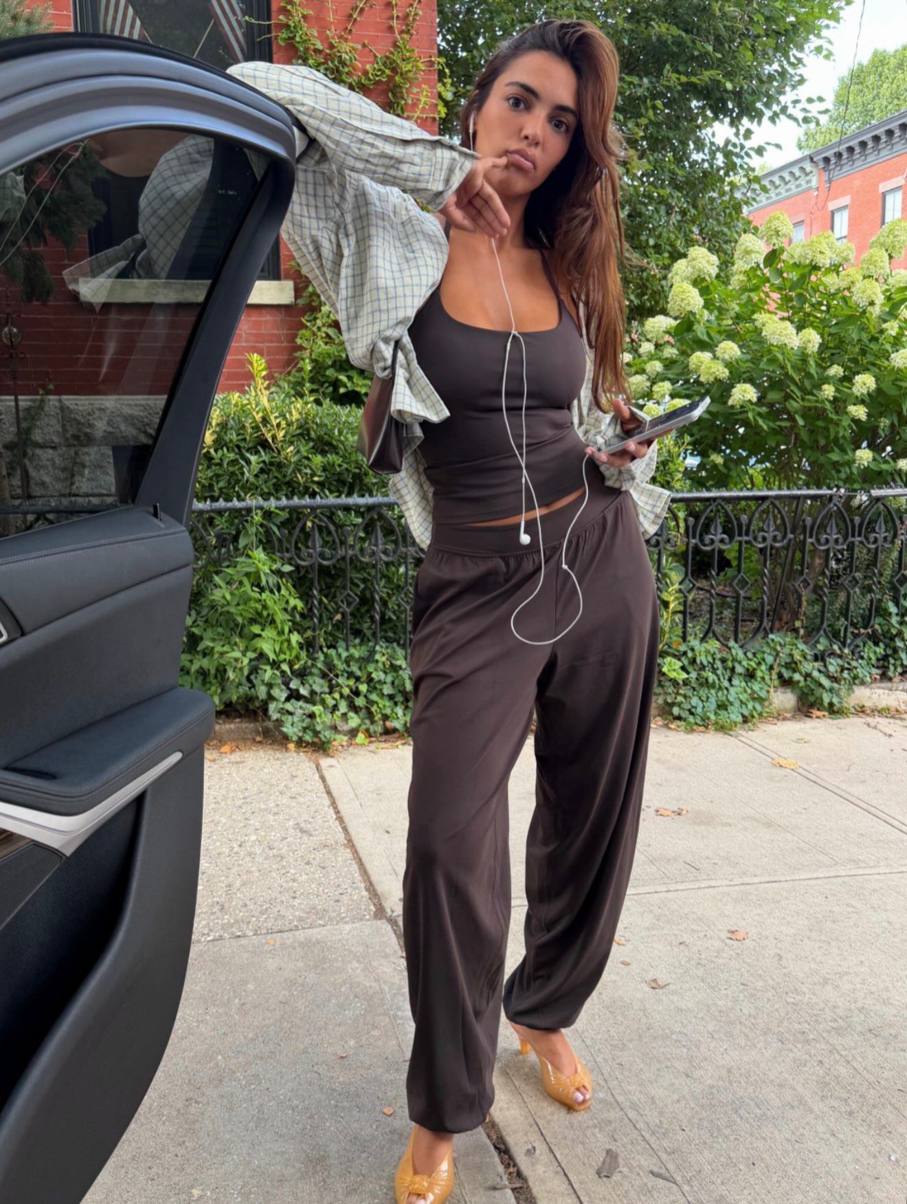 A woman wearing minimalist fall 2026 outfit idea.