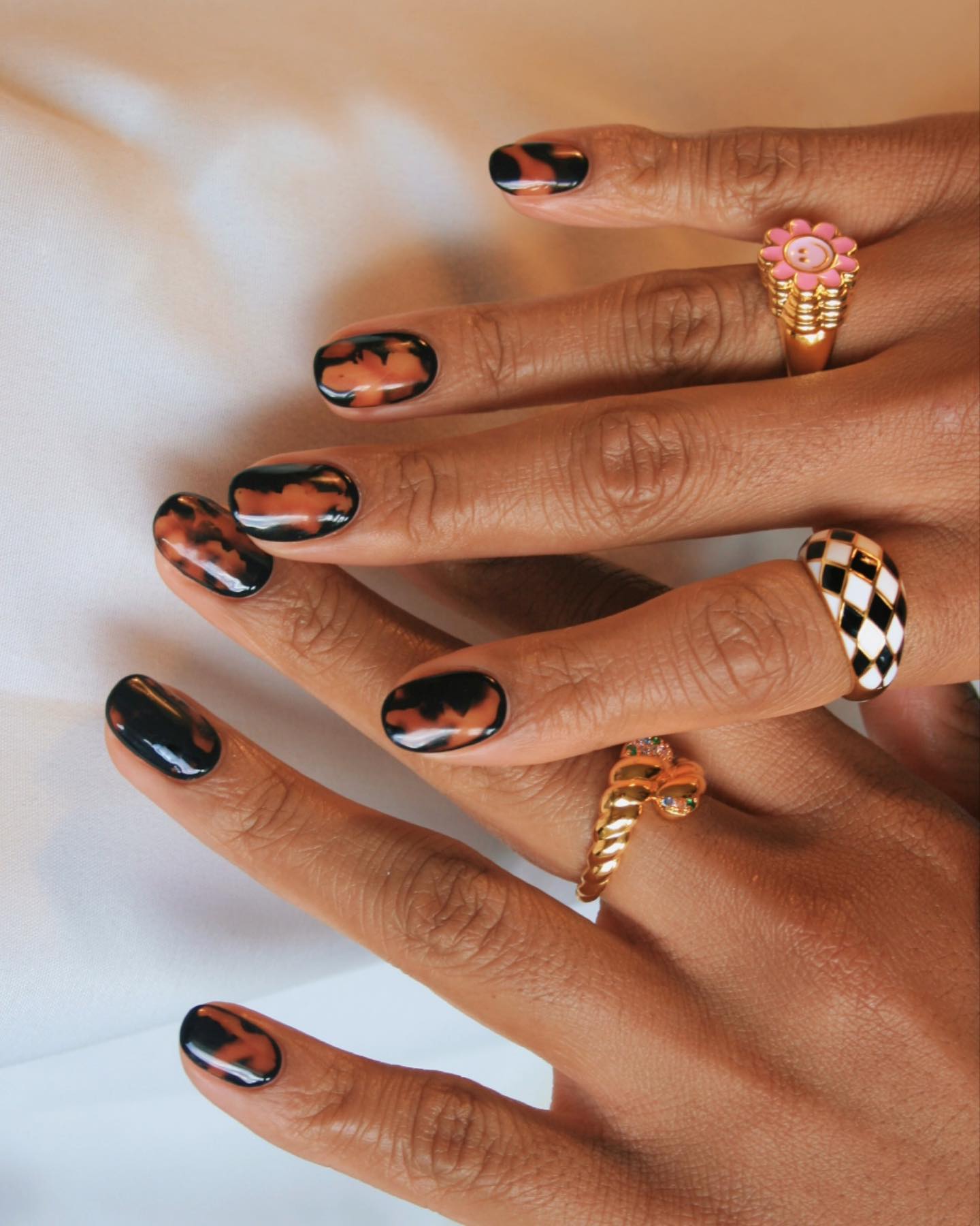 Short nails with a tortoiseshell design.