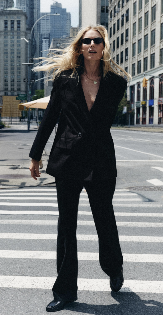 Zara early autumn colour trends 2026. The model wears a black loose blazer with black fitted trousers and loafers.