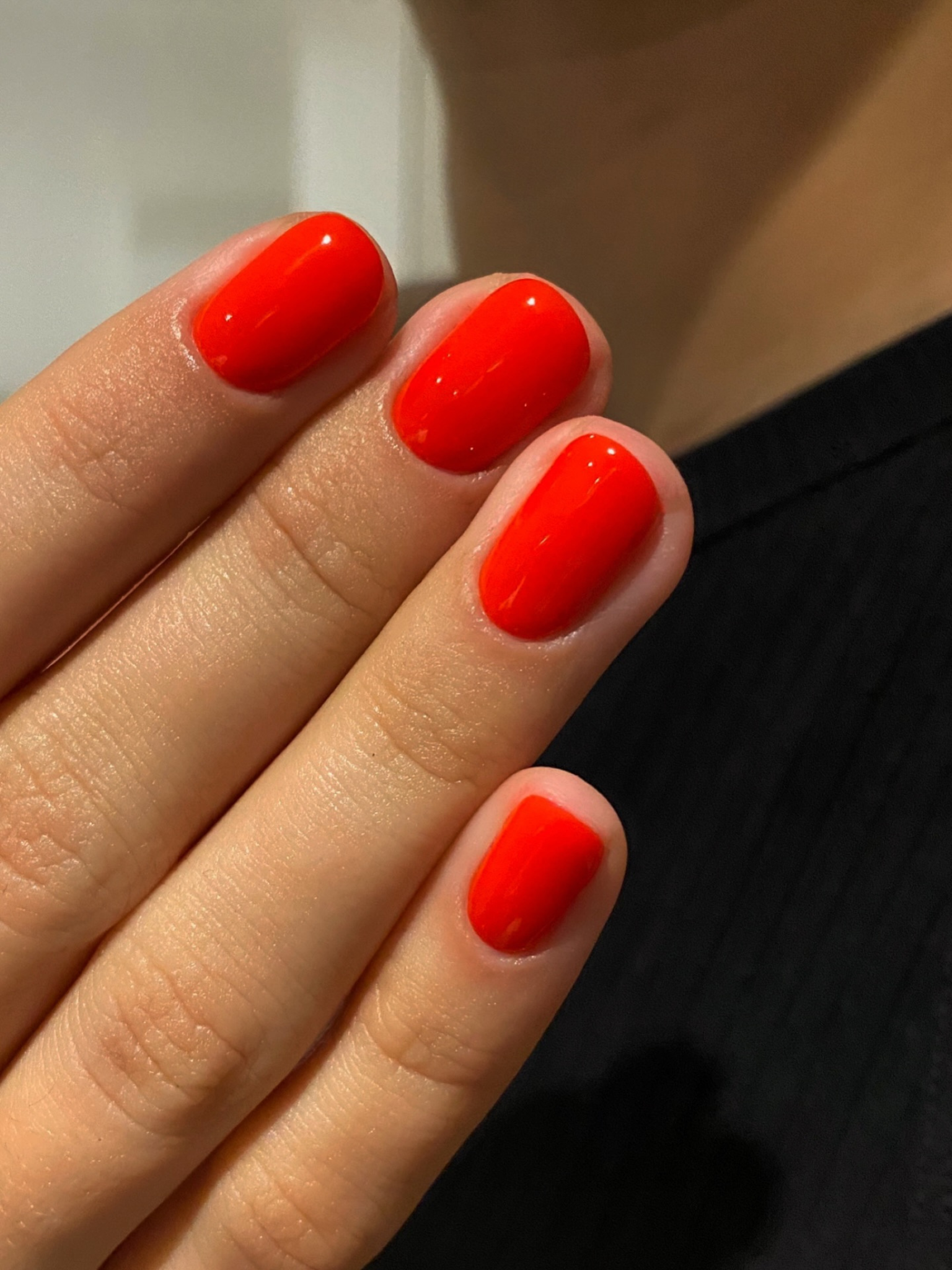 Short nails in a tomato red shade.