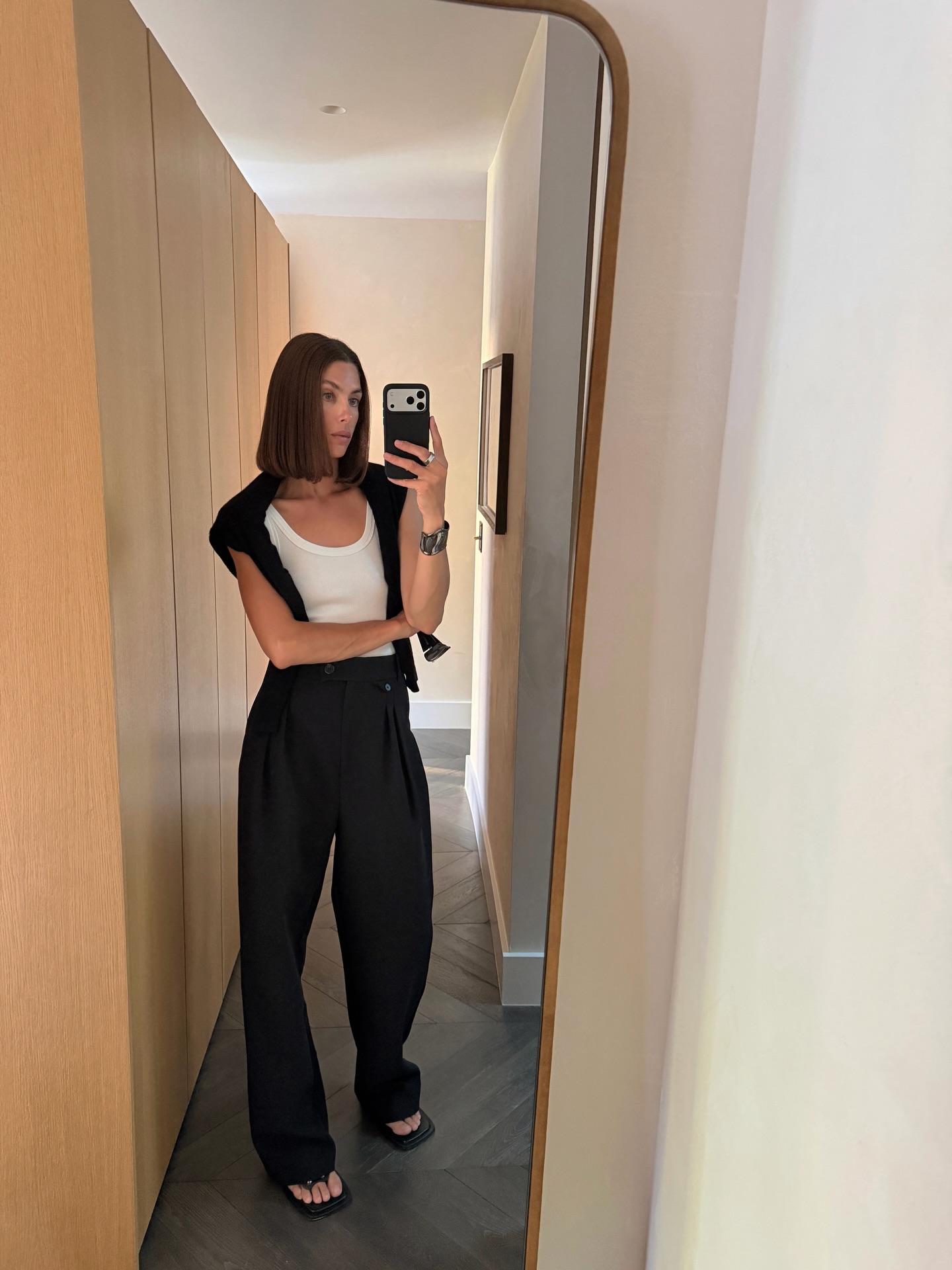 A woman wearing minimalist fall 2026 outfit idea.