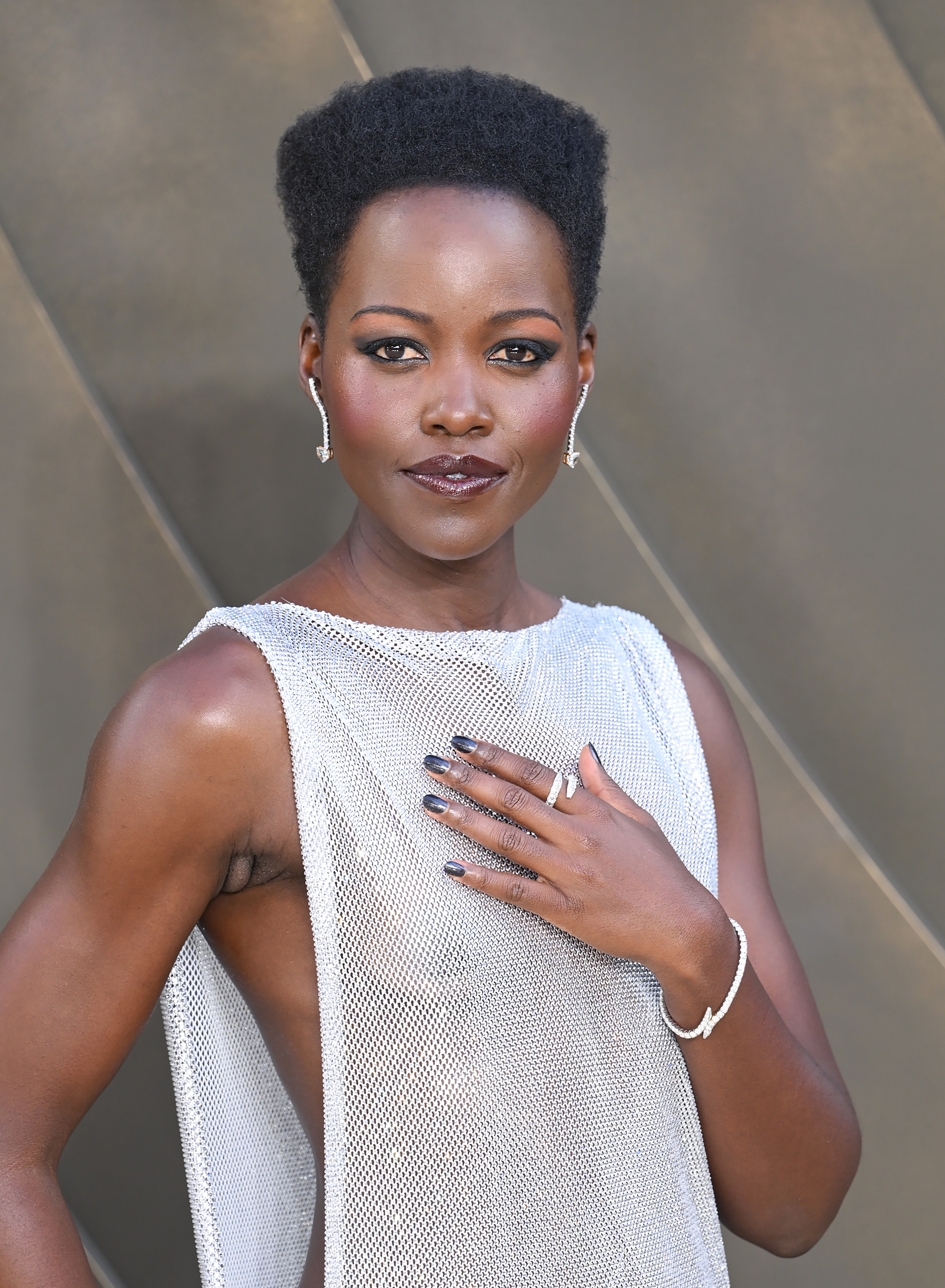 lupita nyongo wears green diamond earrings from garatti.