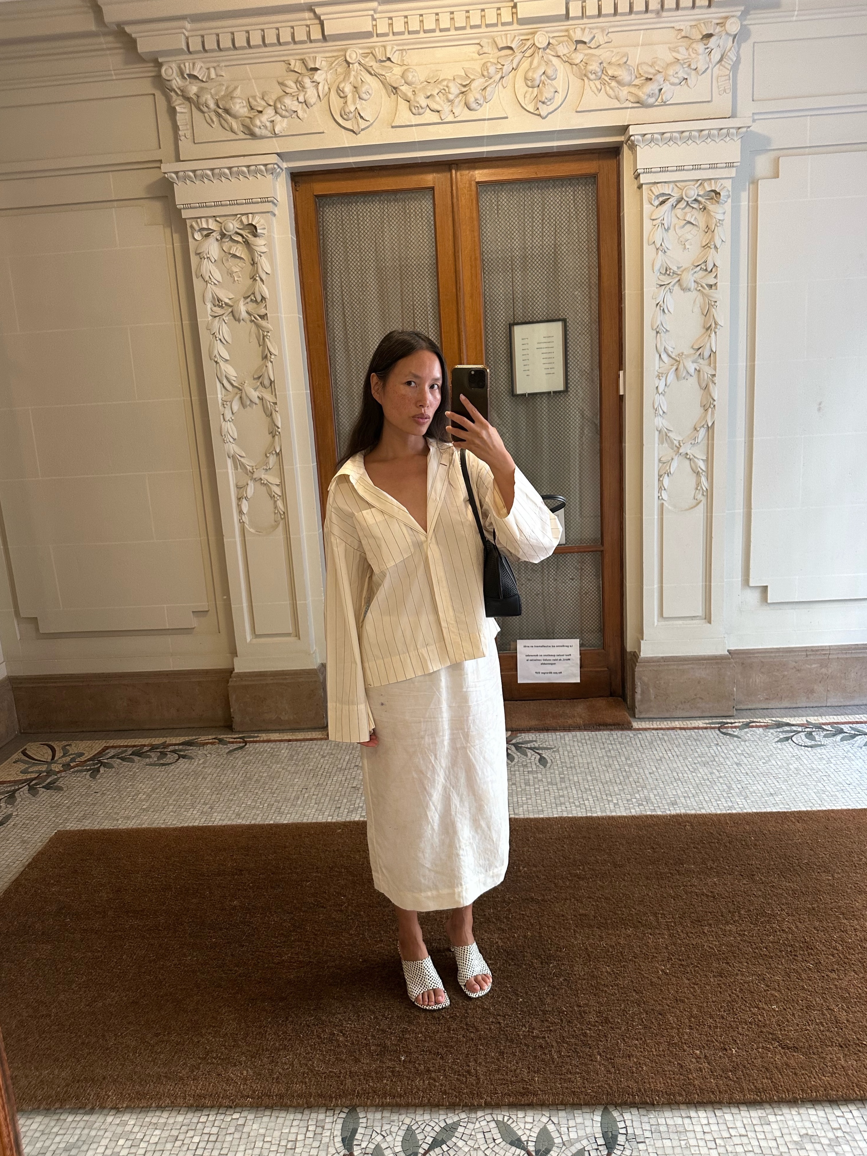 A woman wearing minimalist fall 2026 outfit idea.