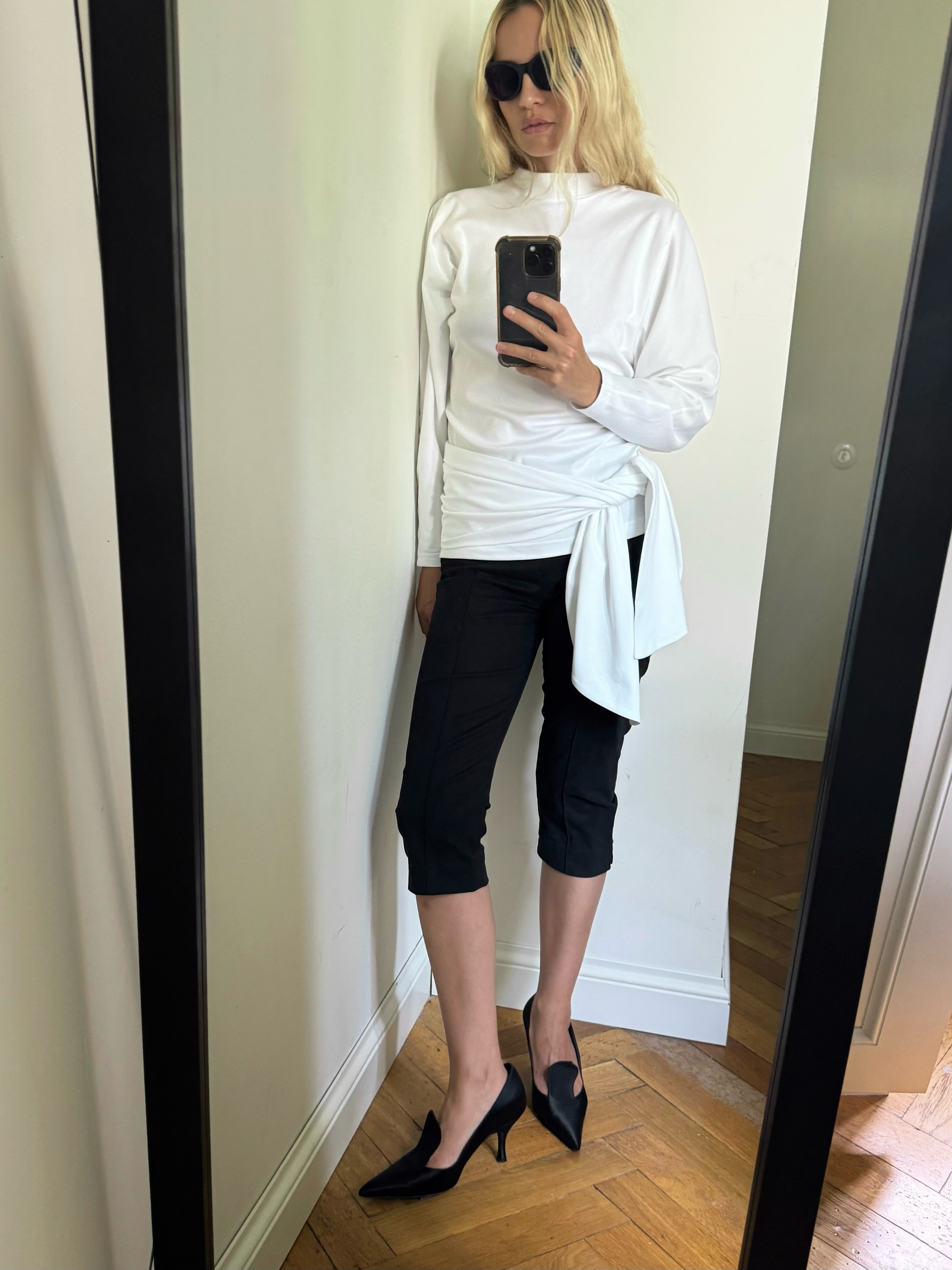 A woman wearing minimalist fall 2026 outfit idea.