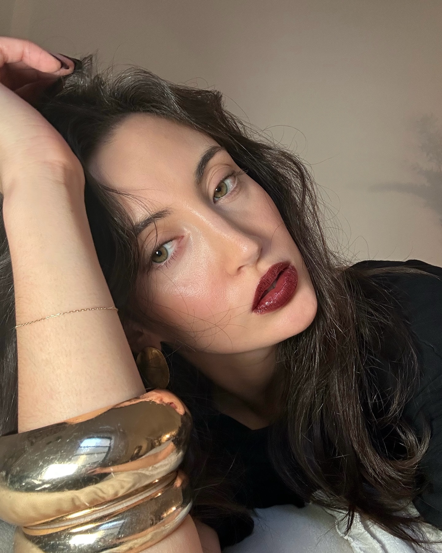 An image of WWW associate beauty editor Alyssa Brascia wearing the Neutrogena Sensitive Skin Serum Foundation.