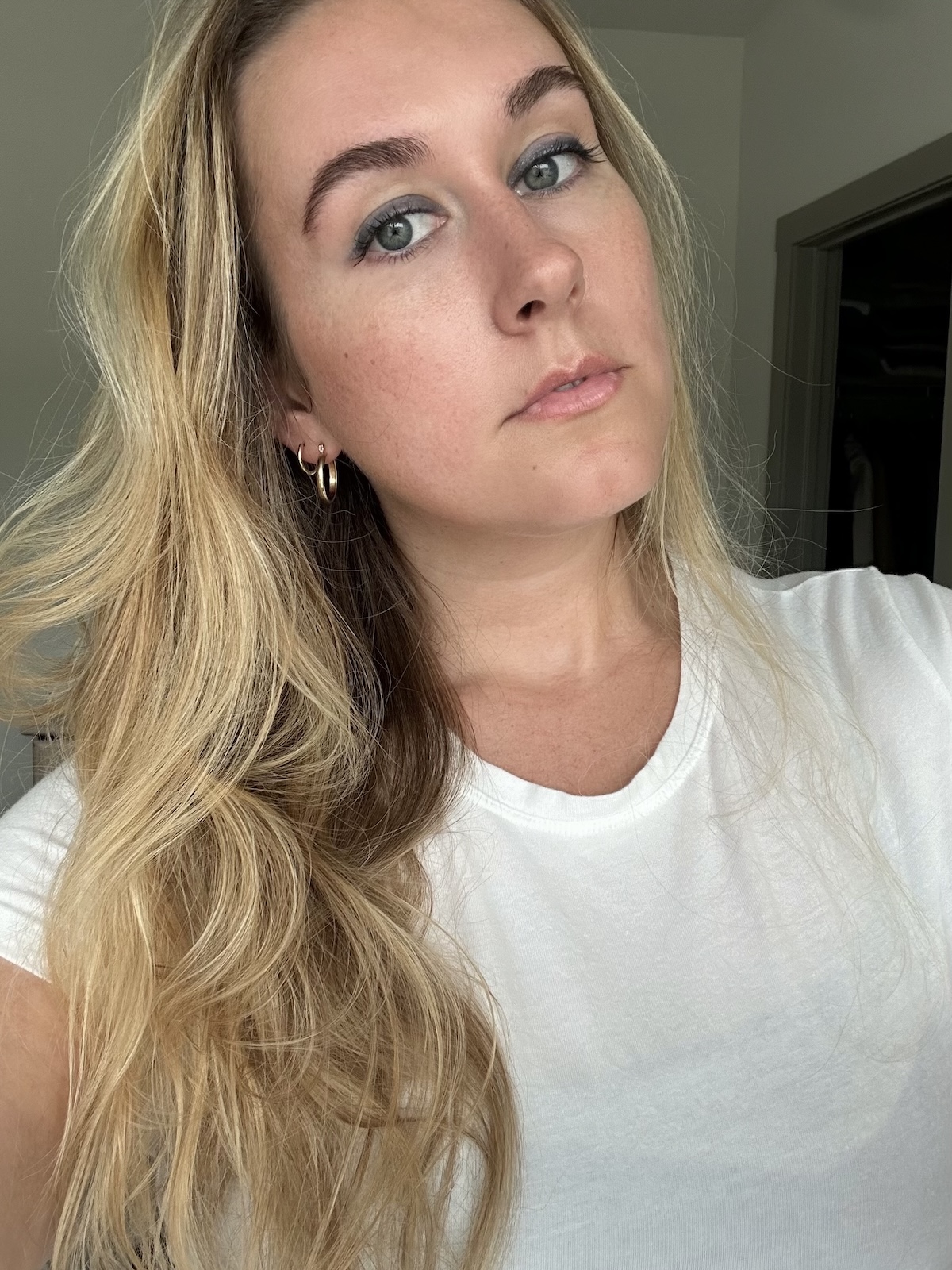 Beauty editor Kaitlyn McLintock wearing Victoria Beckham Beauty Satin Kajal Eyeliner in Navy Noir Pav&eacute;.
