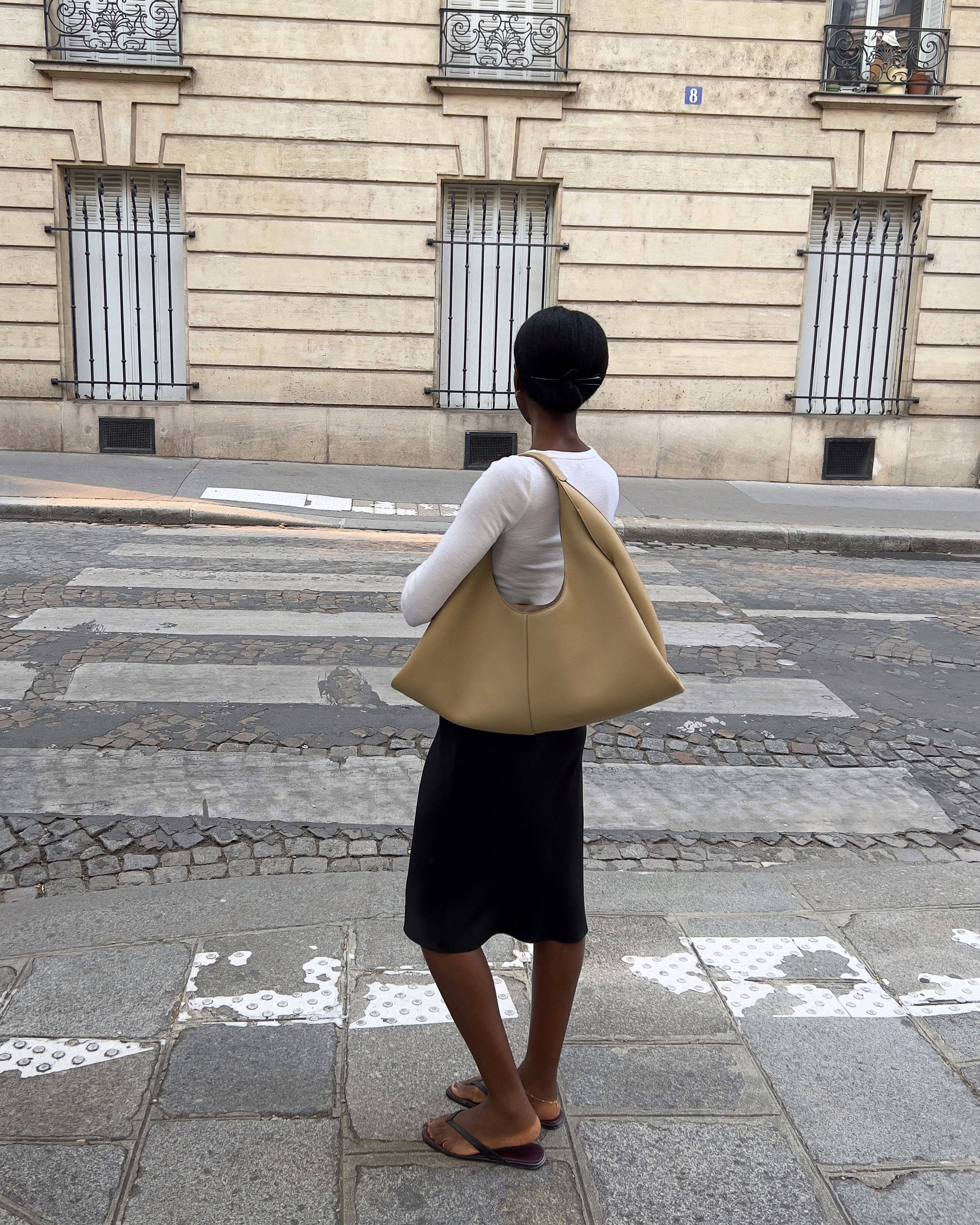 A woman wearing minimalist fall 2026 outfit idea.