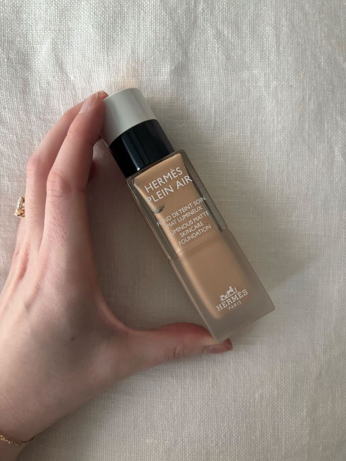 Deputy beauty editor Grace Lindsay holding the Herm&egrave;s Plein Air Luminous Matte Skincare Foundation