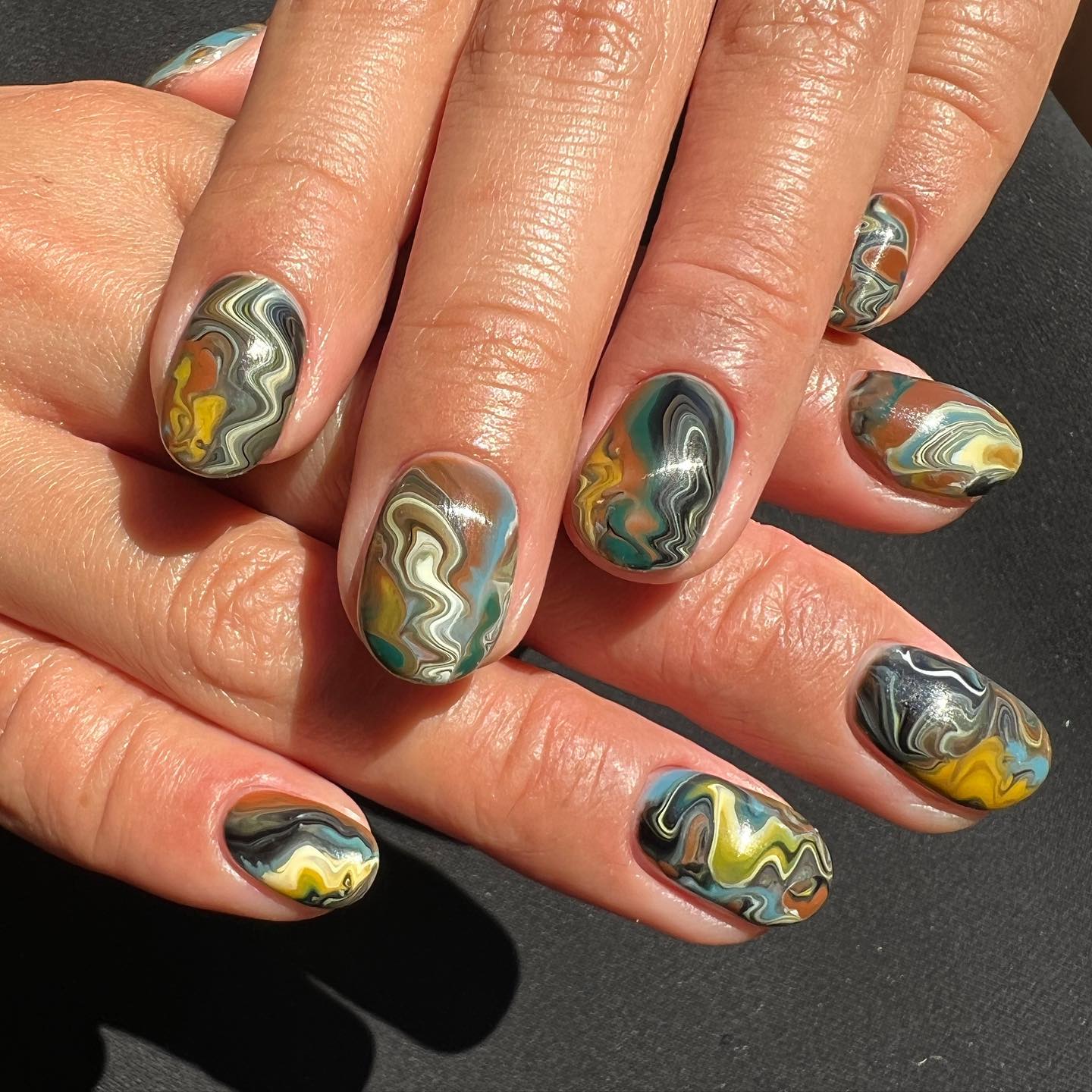 Short nails with a nuance nail design.
