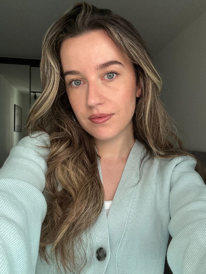 Deputy beauty editor Grace Lindsay wearing a full face of Summer Fridays makeup
