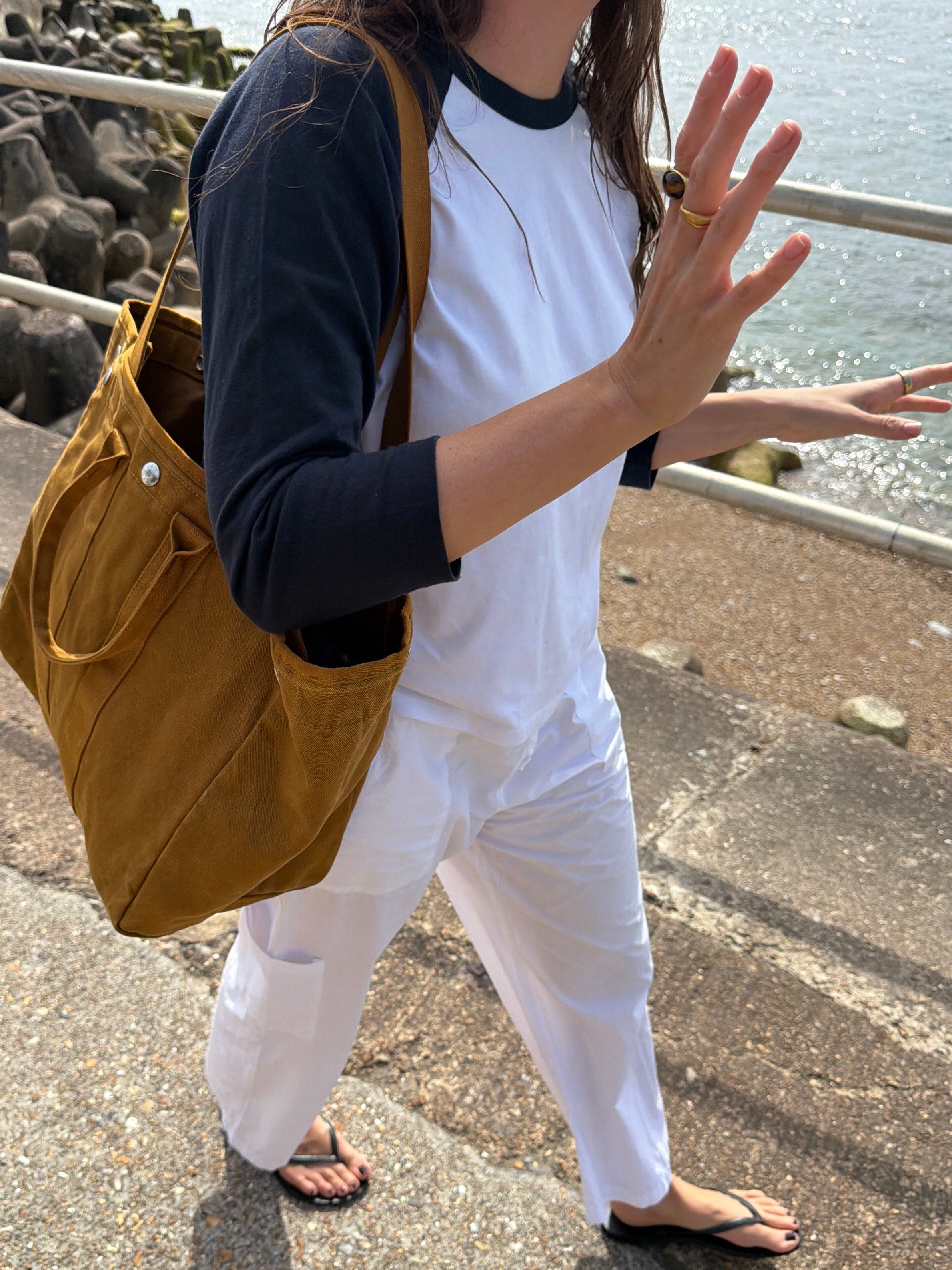 Anna wearing Alex Mill tote bag