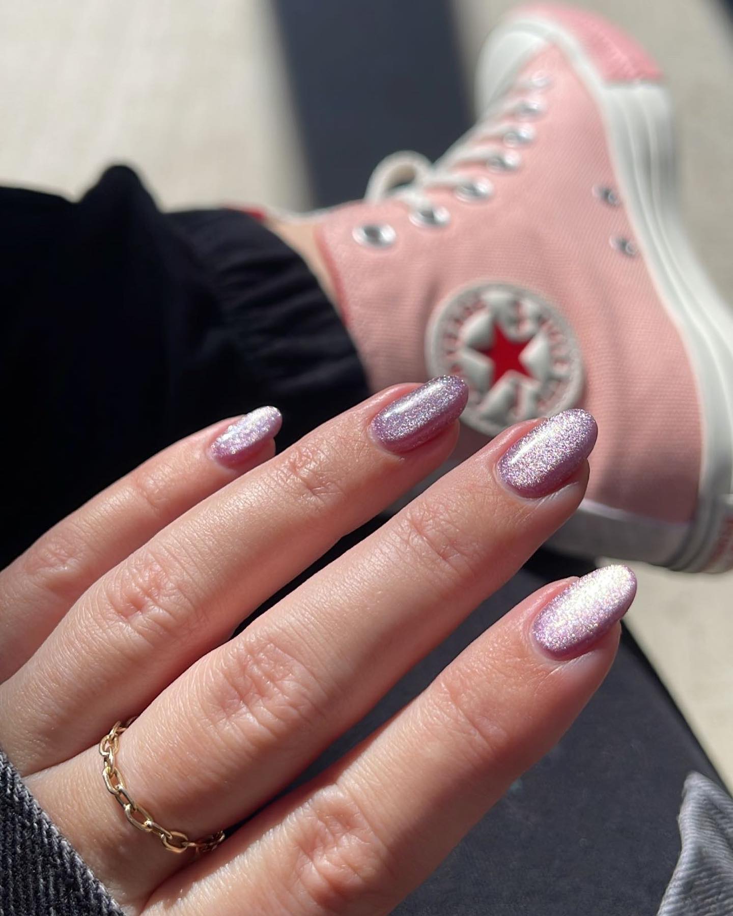 Short nails with a pink cat-eye design.