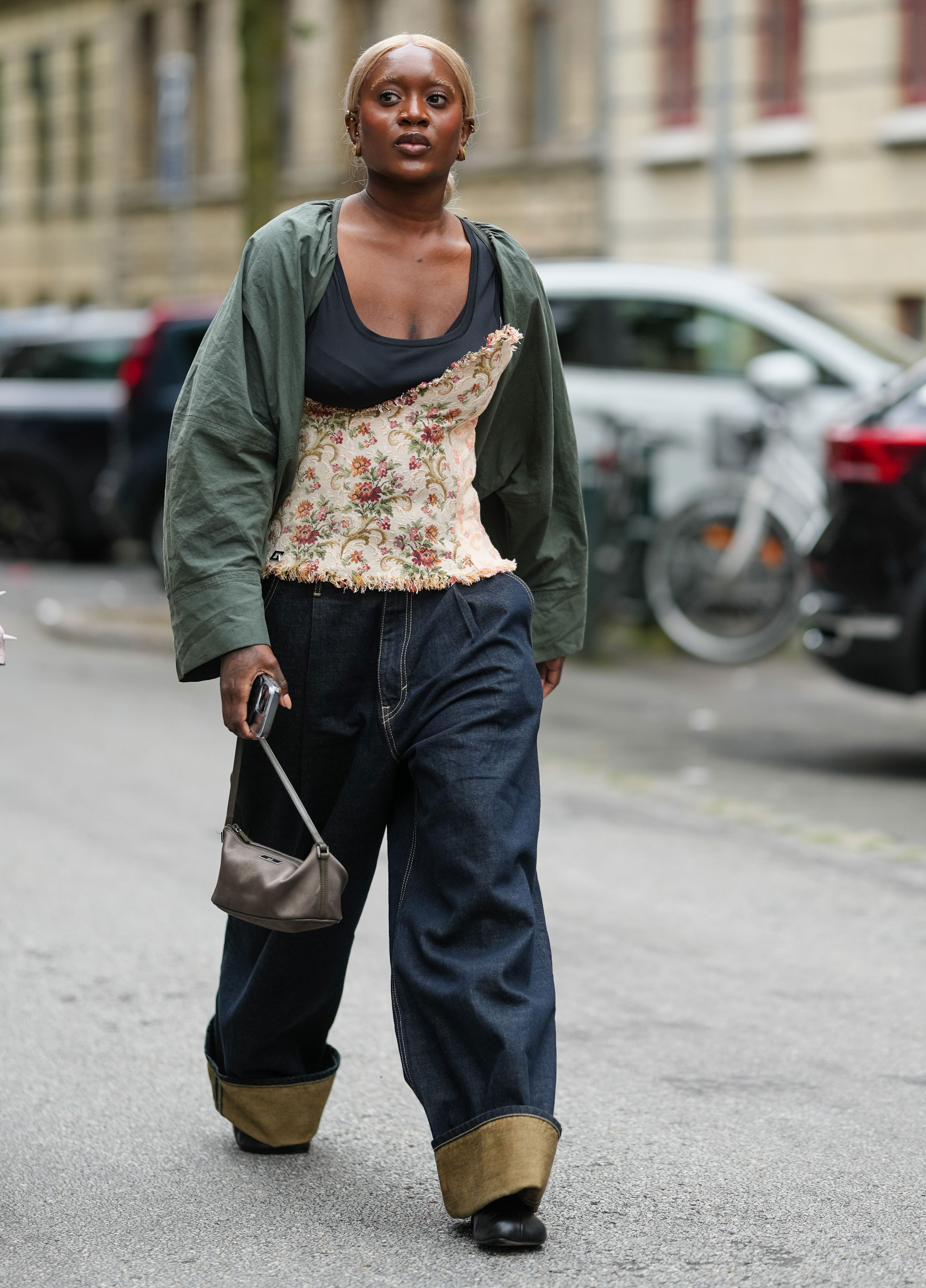 women wear cuffed jeans