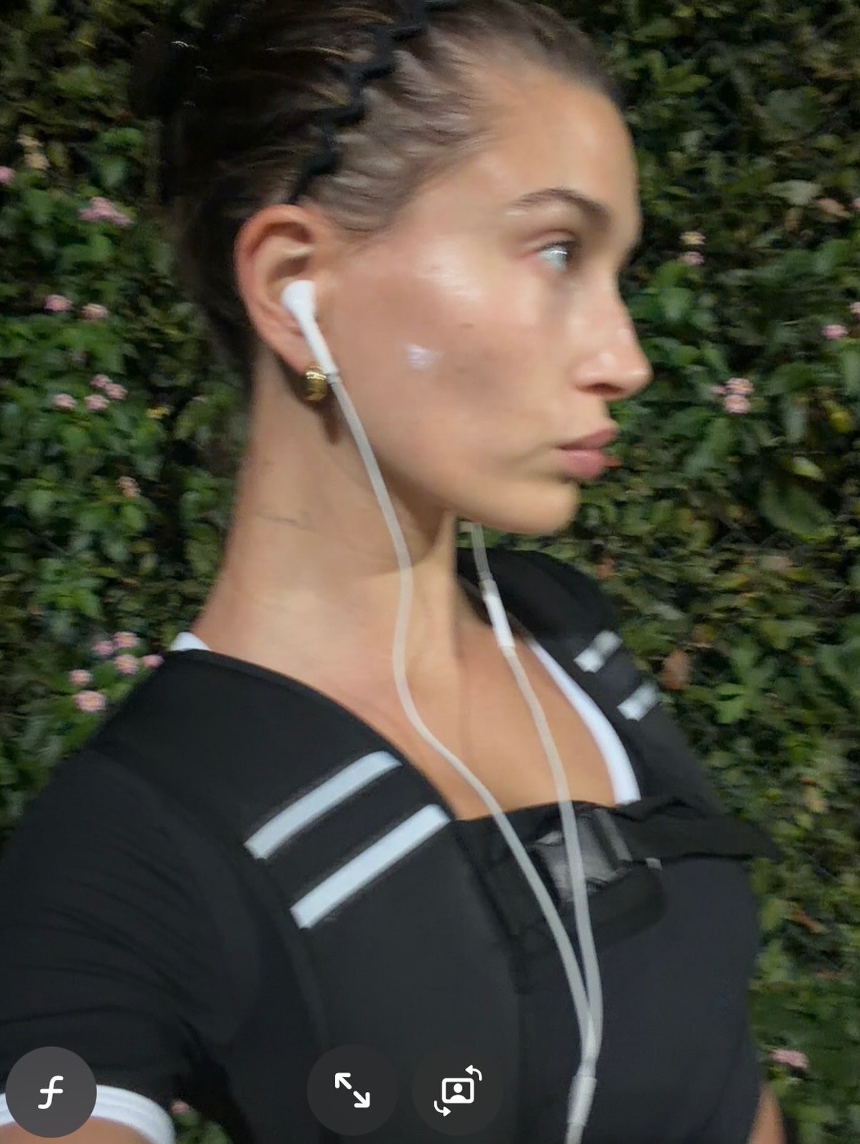 Hailey bieber wears a zig-zag headband.