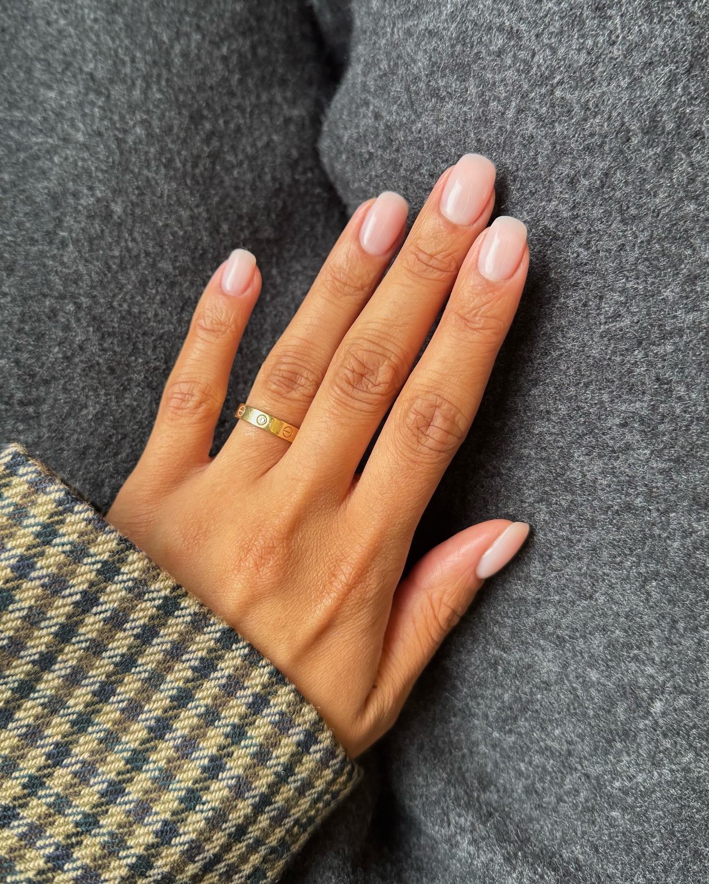 a naturally glossy linen nail look