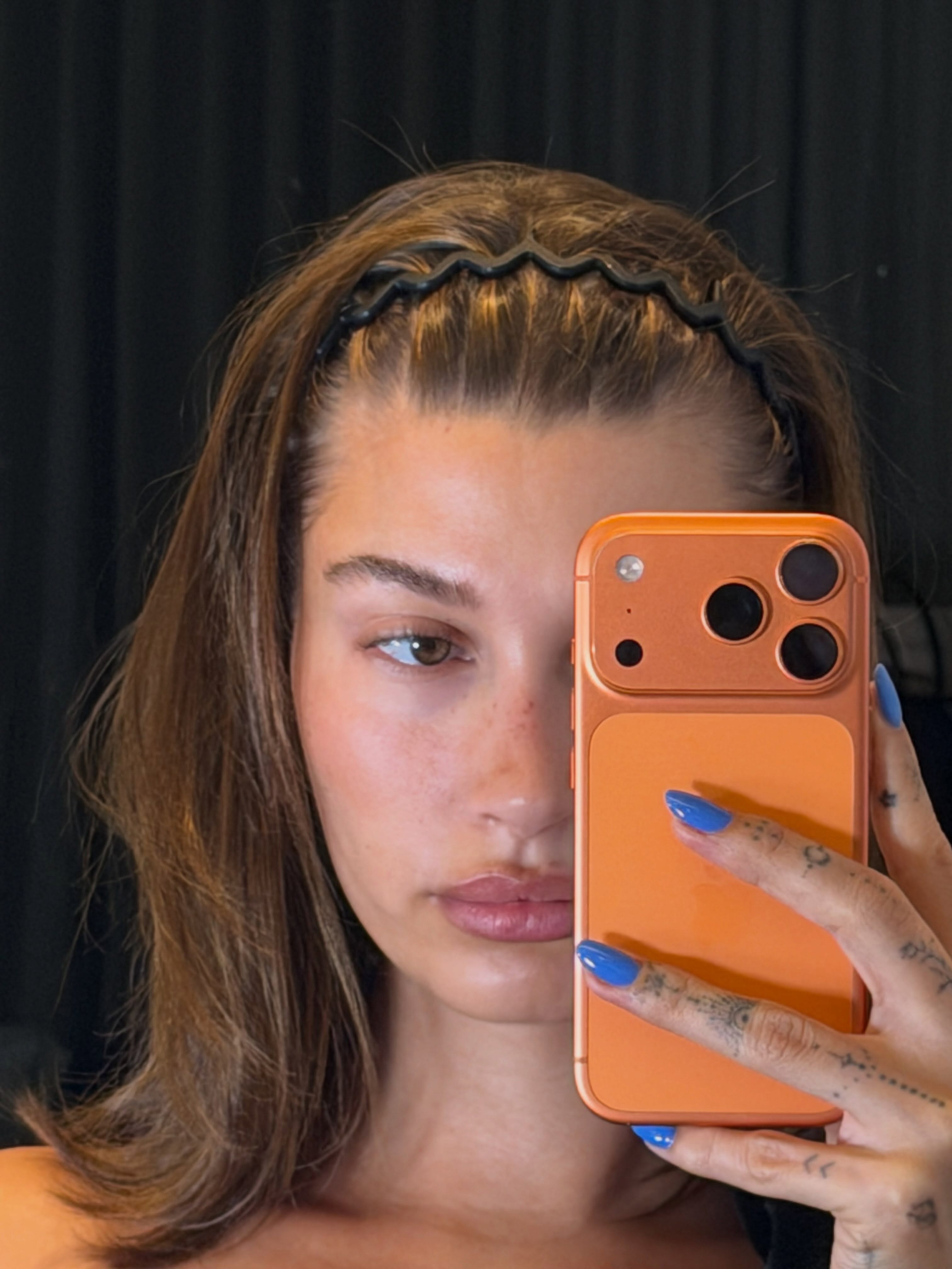 Hailey bieber wears a zig-zag headband.