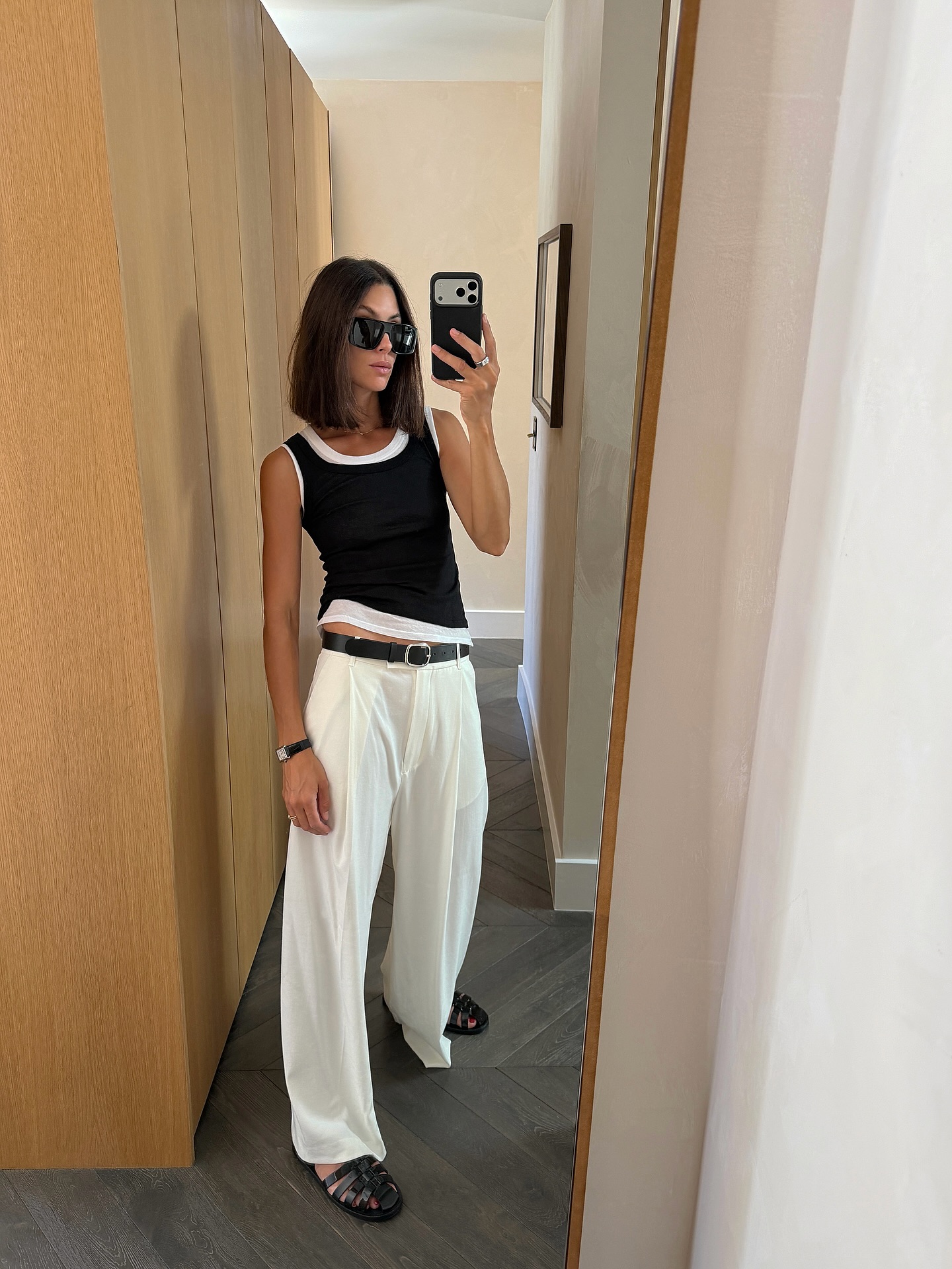 A woman wearing minimalist fall 2026 outfit idea.