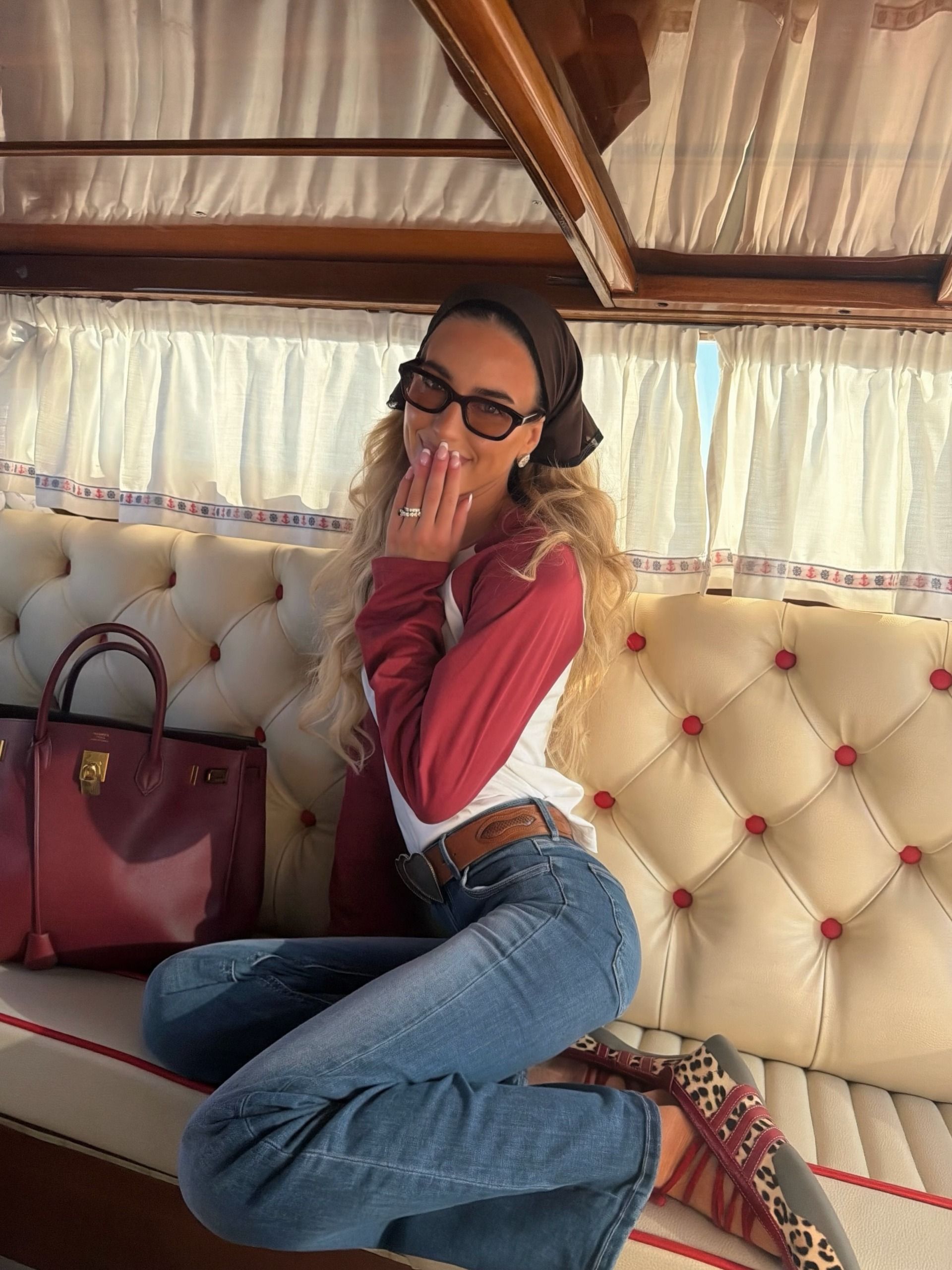 A woman wearing cool girl fall capsule wardrobe items in 2026.