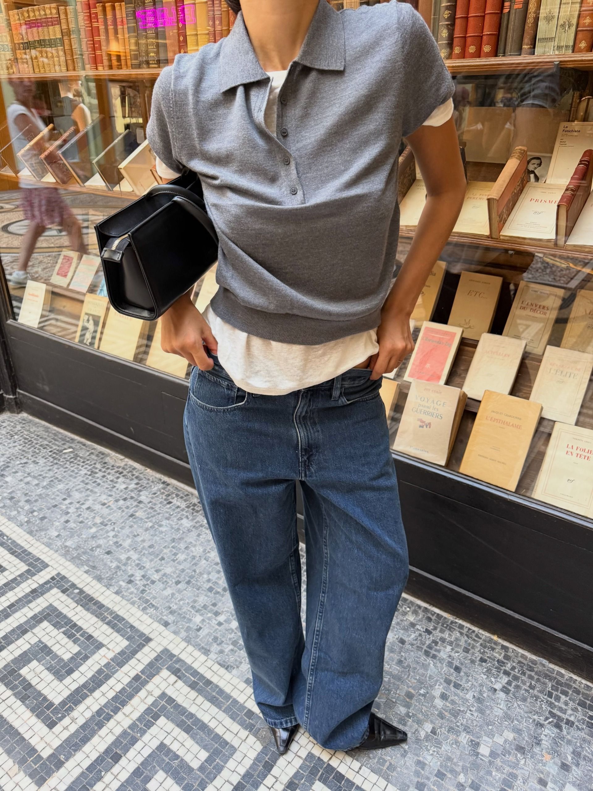 A woman wearing cool girl fall capsule wardrobe items in 2026.