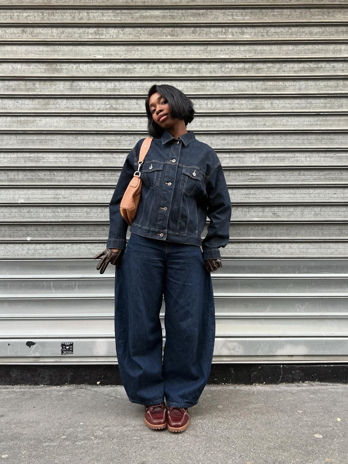 Influencer Aude-Julie ALINGUE wearing indigo jeans and boat shoes.
