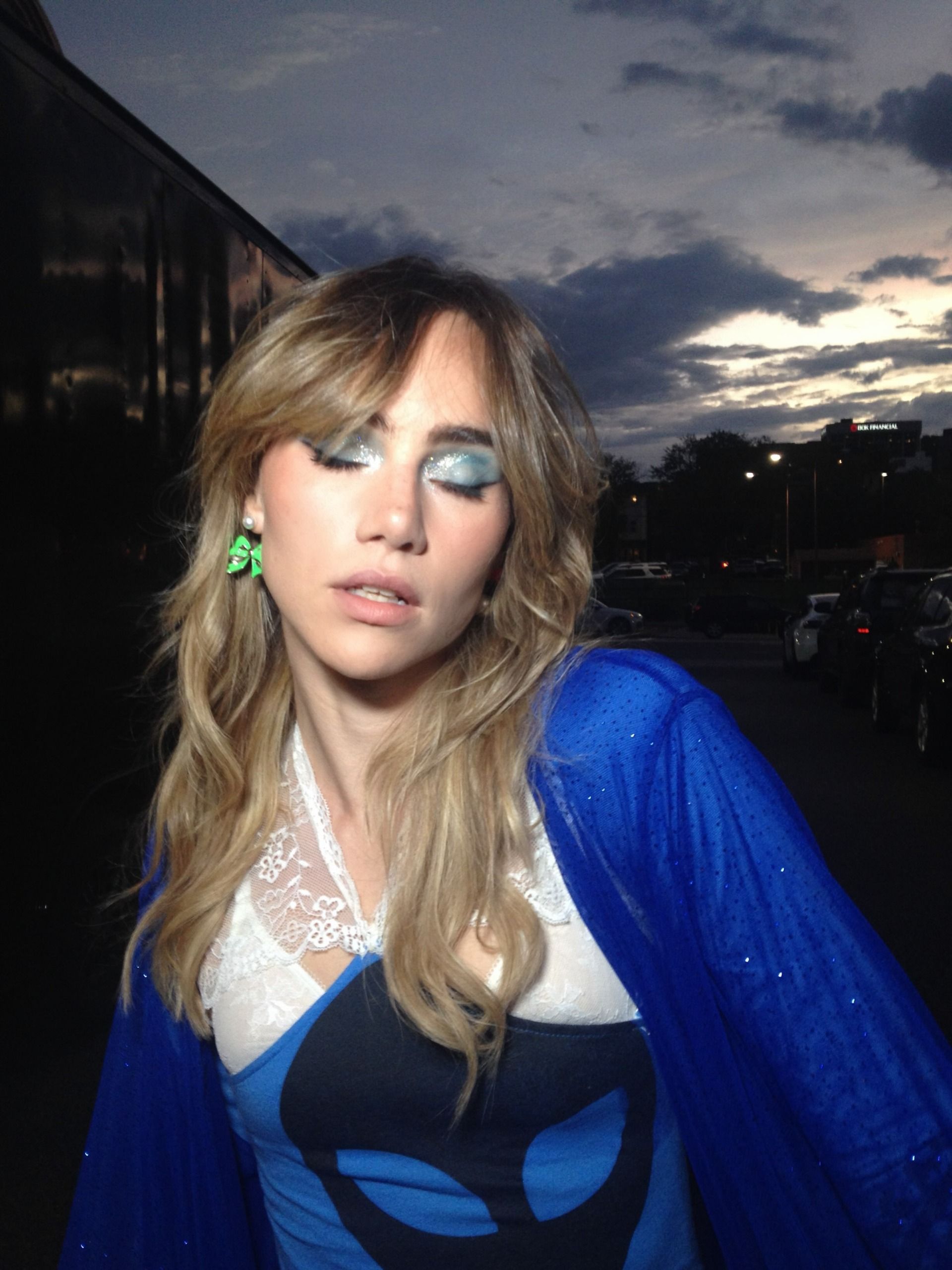 Suki Waterhouse with bedhead bangs.