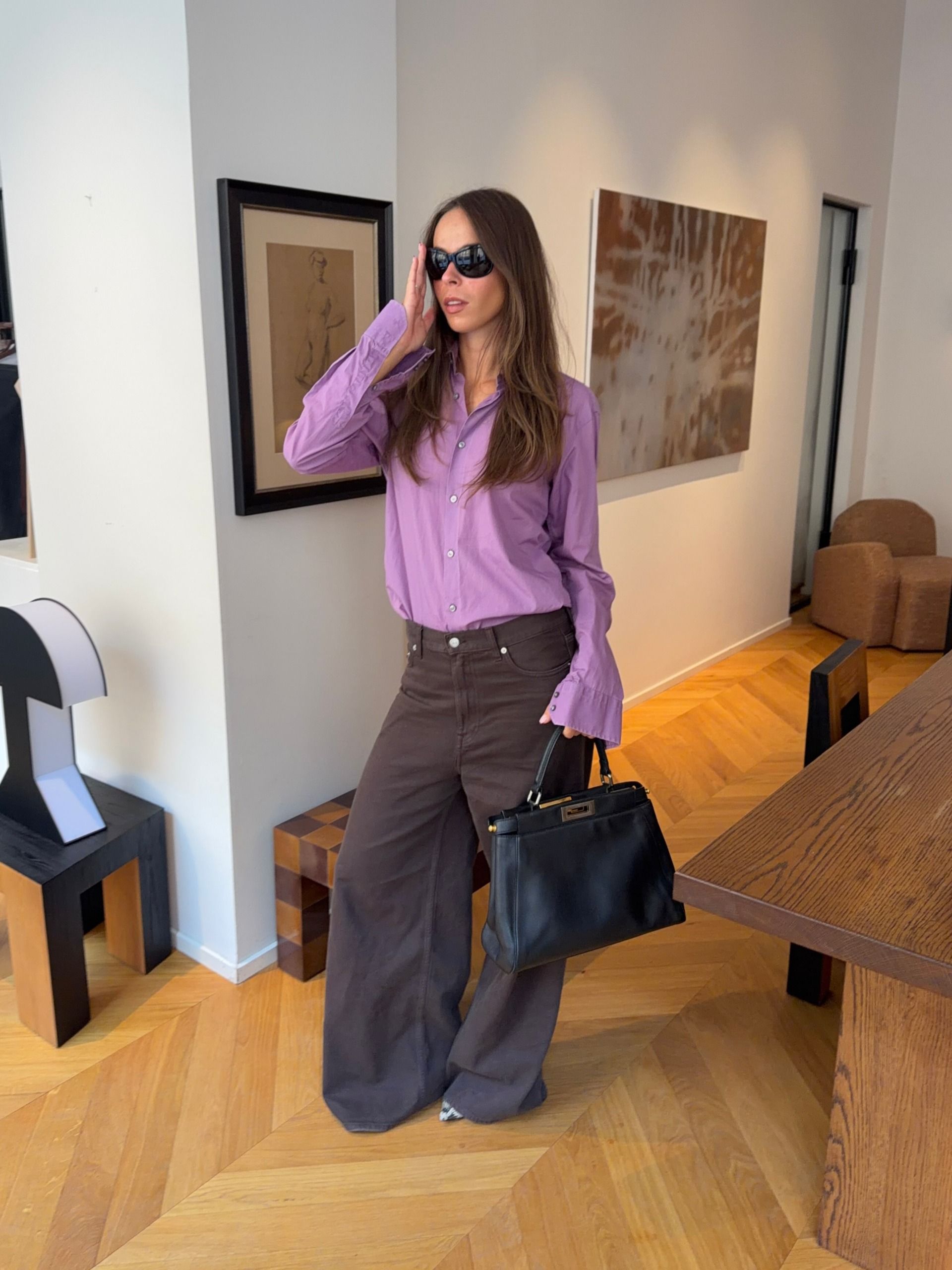 A woman wearing cool girl fall capsule wardrobe items in 2026.