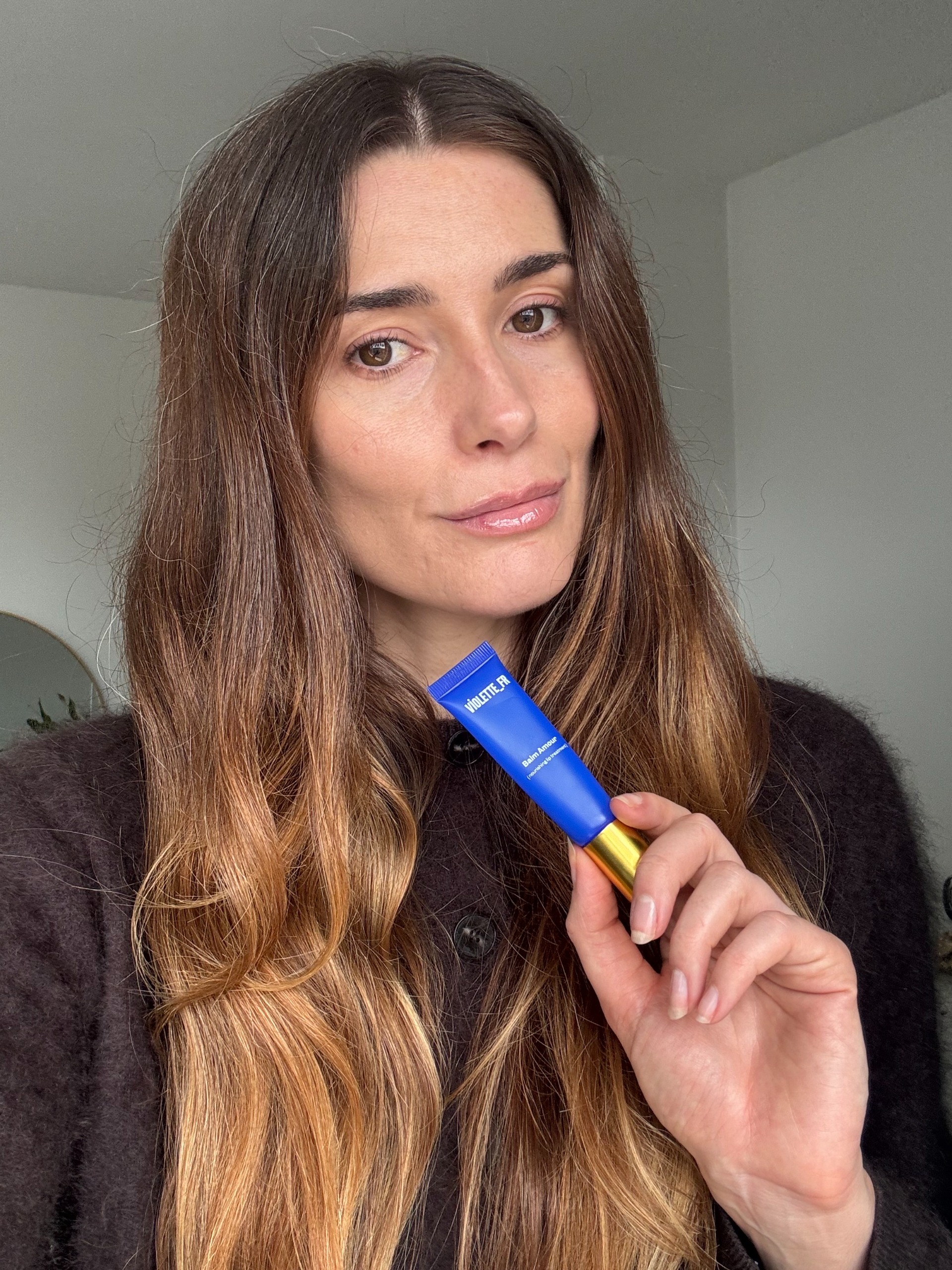 Eleanor using the original Violette_FR Balm Amour lip balm