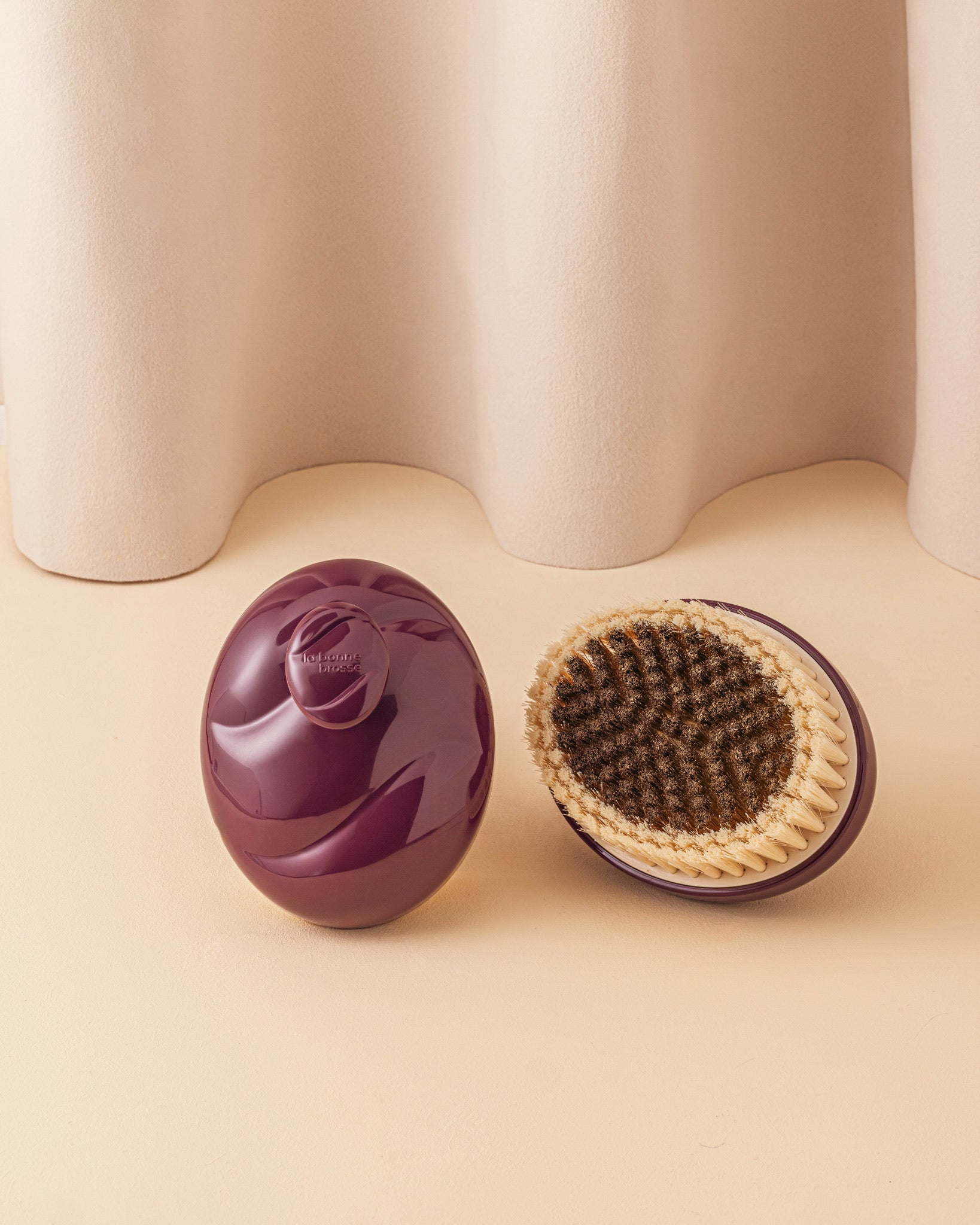 N.01 the Body Brush Sensitive Skin Aubergine