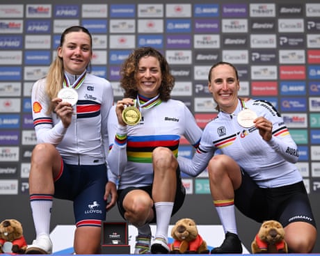 Marlen Reusser holds off Zoe Backstedt to retain world time-trial cycling title