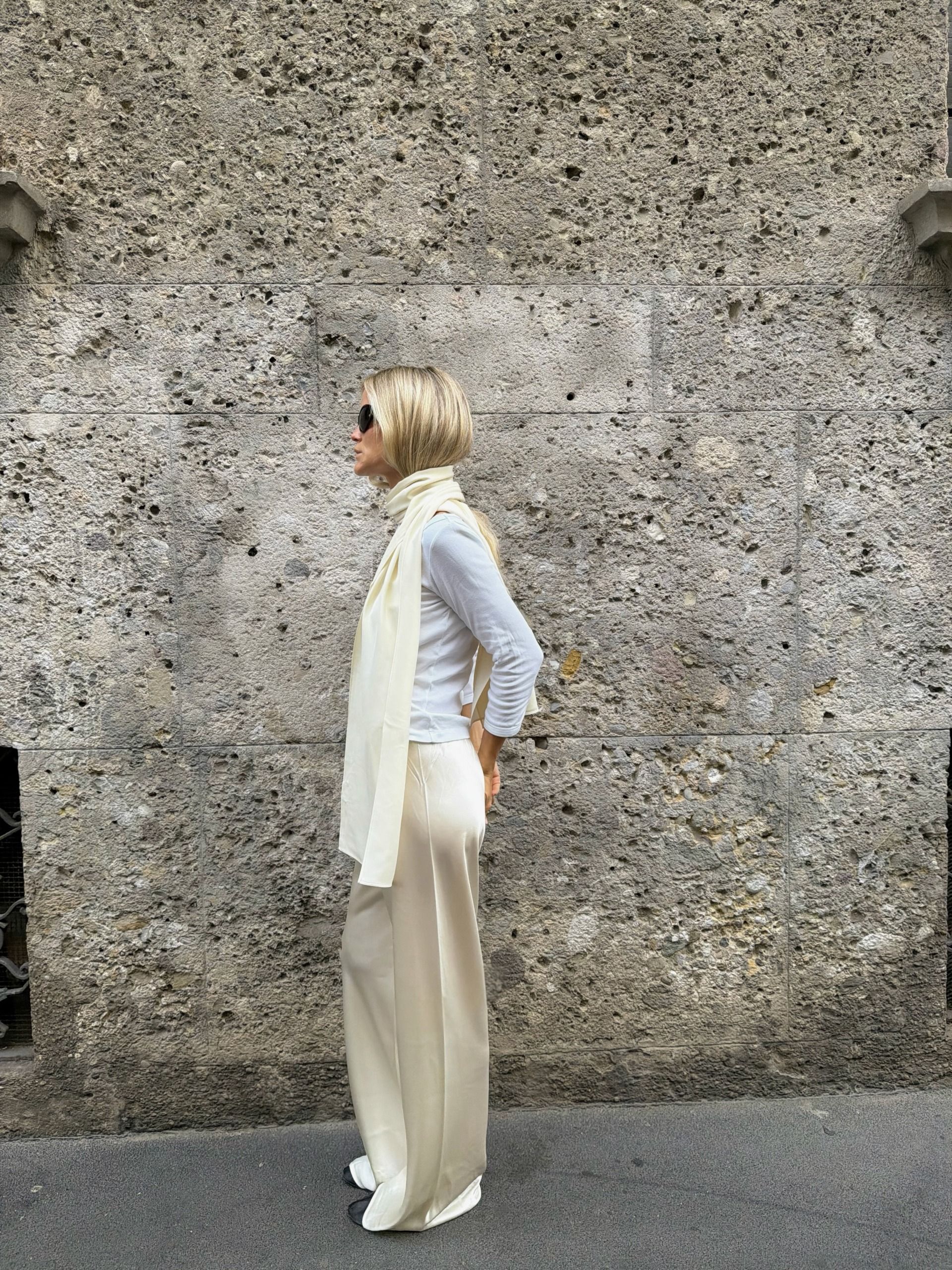 A woman wearing cool girl fall capsule wardrobe items in 2026.