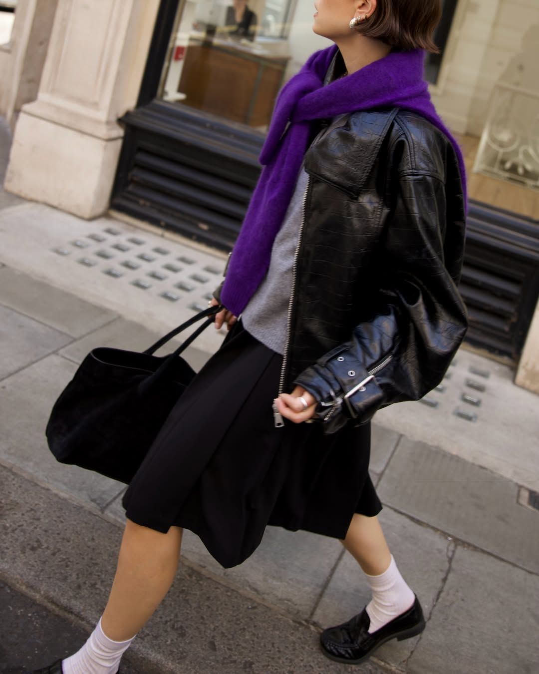 @thealiceedit wears a purple scarf with a black skirt outfit