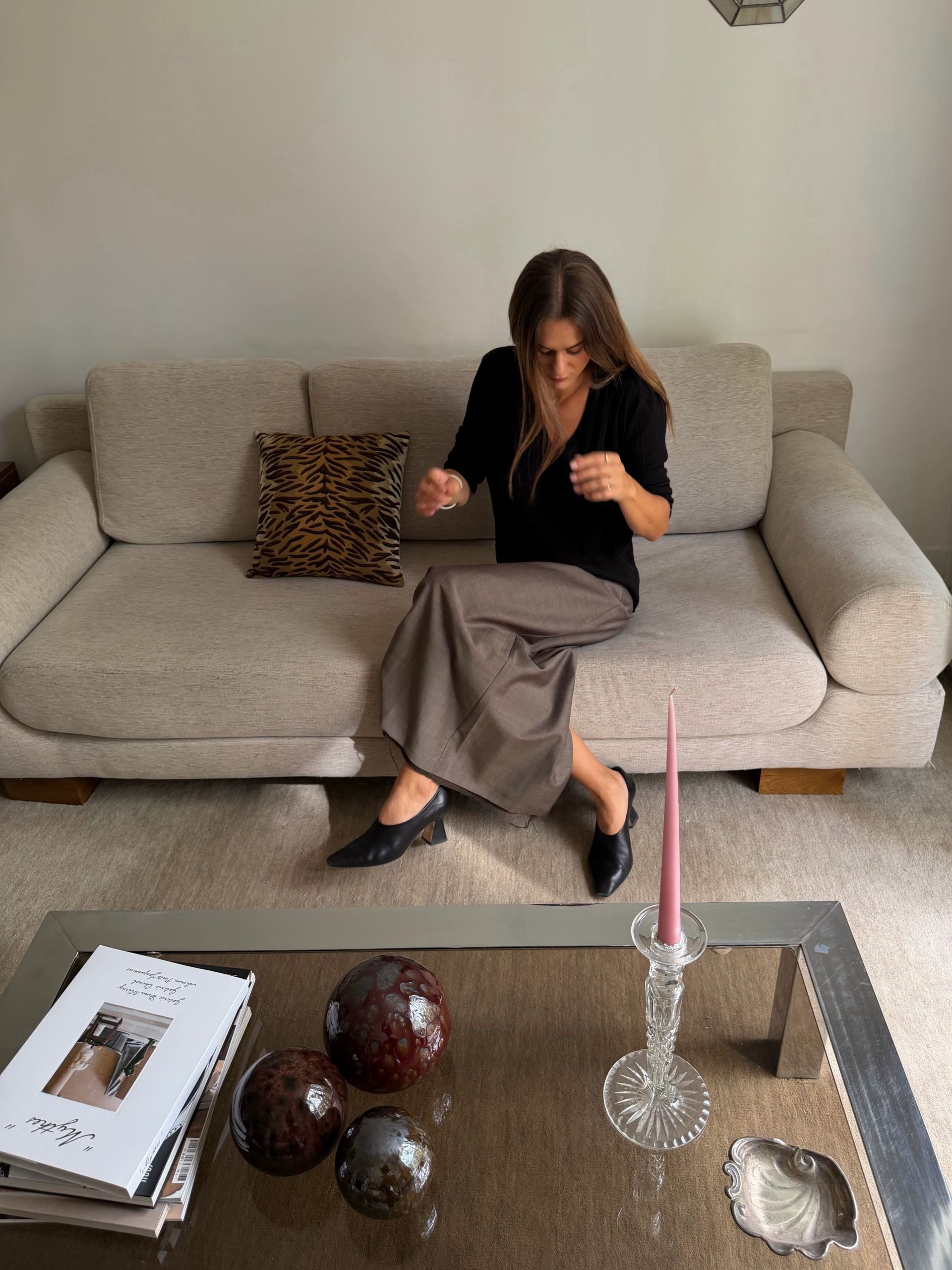 An image of @annelauremais wearing heeled ballet pumps with a pencil skirt and V-neck jumper.