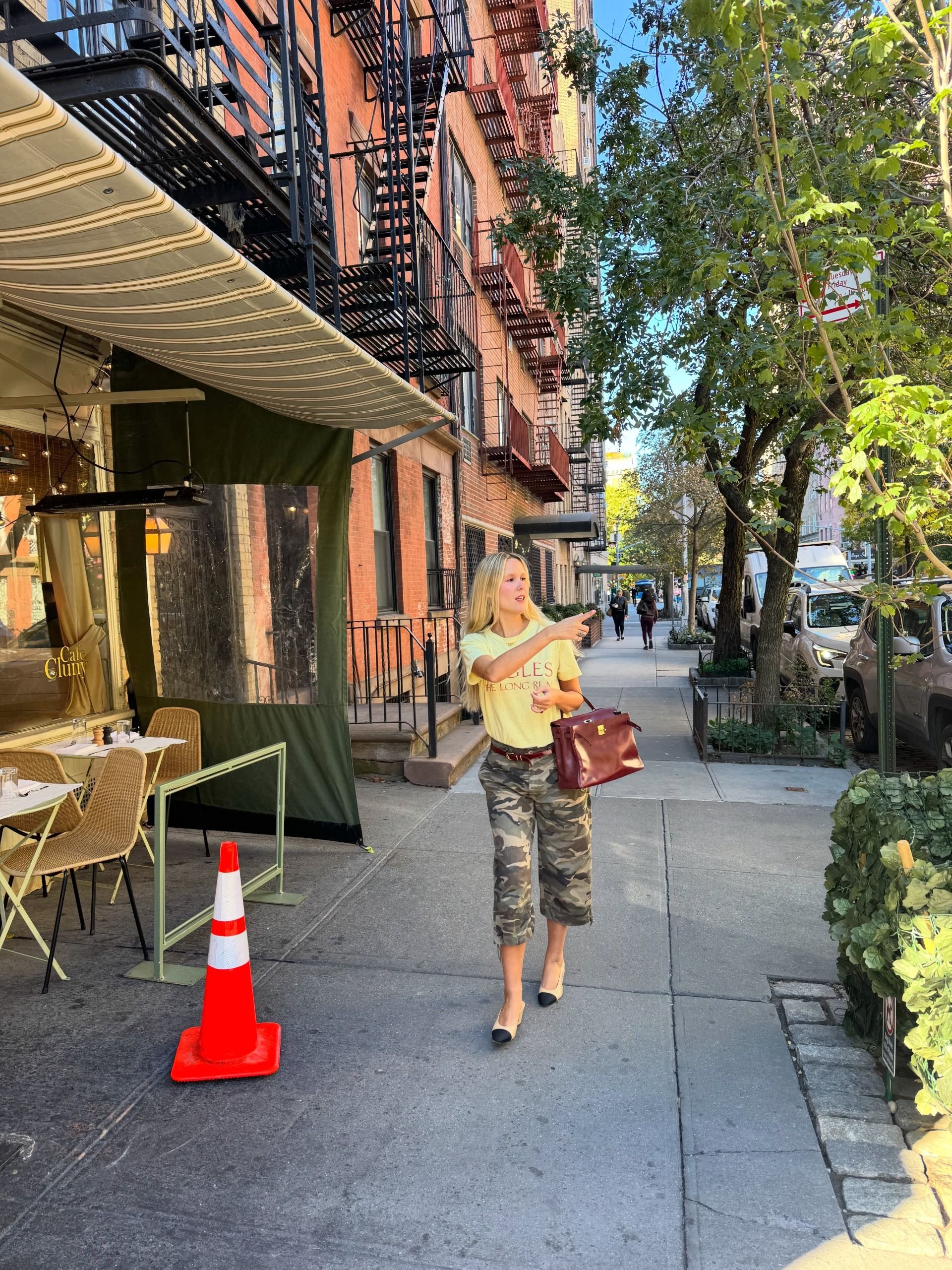 Woman wearing a fall 2026 outfit with capri pants.