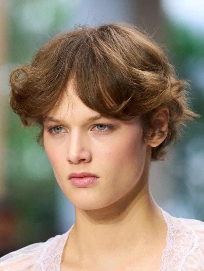 A model walking the runway at the S/S 27 Chlo&eacute; show