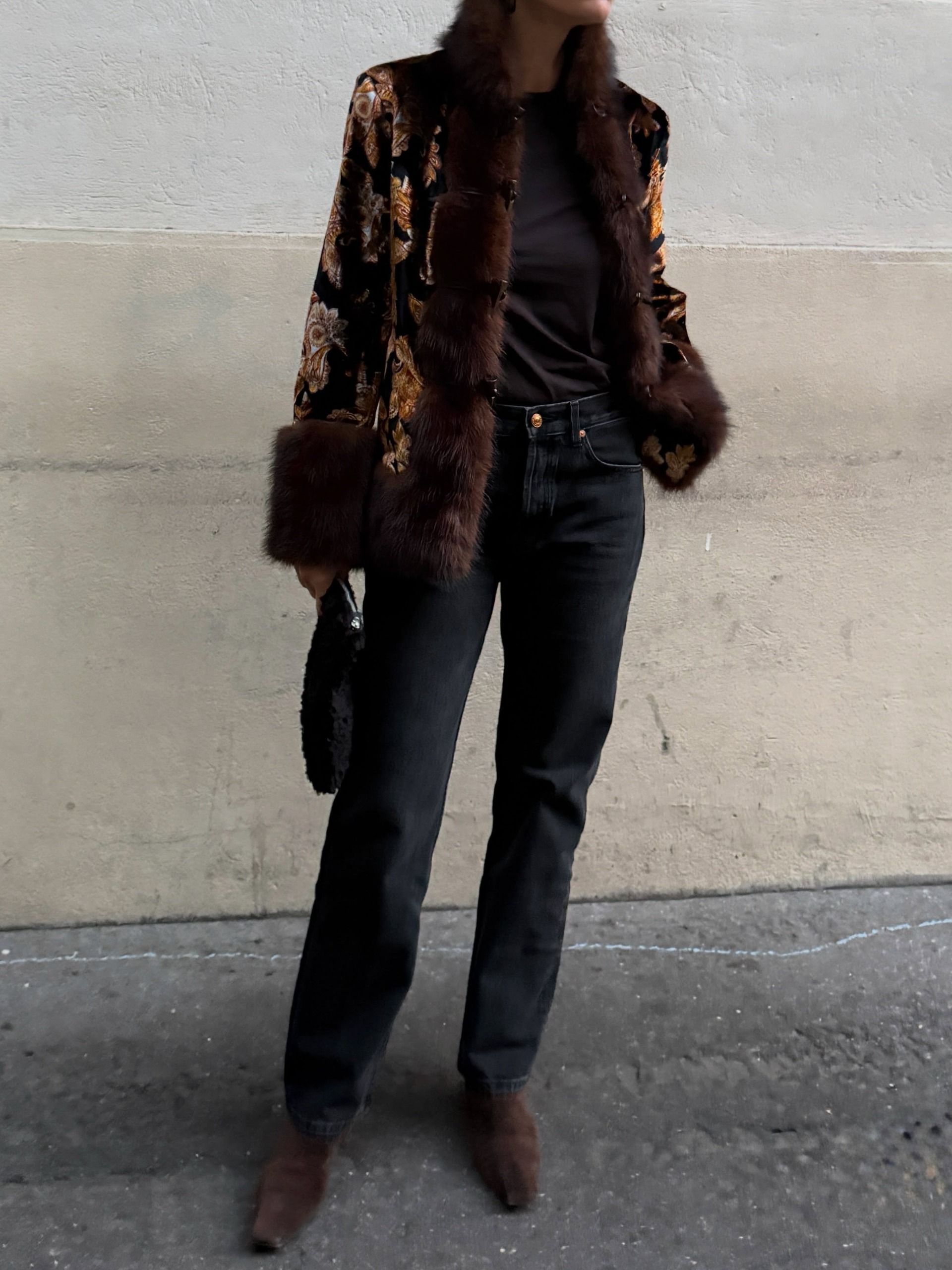 An image of @jen_wonders wearing a black blazer with suede boots.
