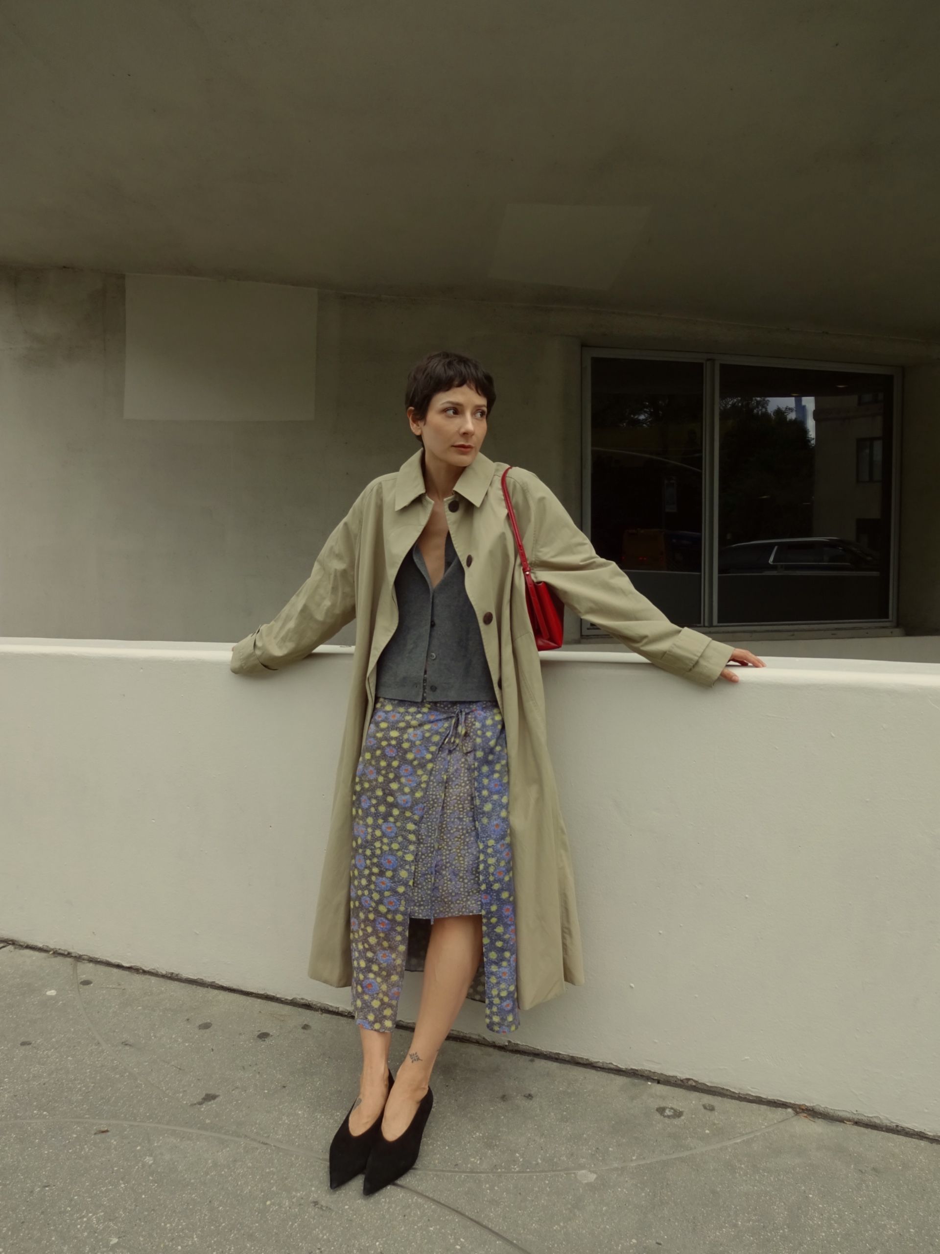 Alyssa Coscarelli in a knee-length skirt