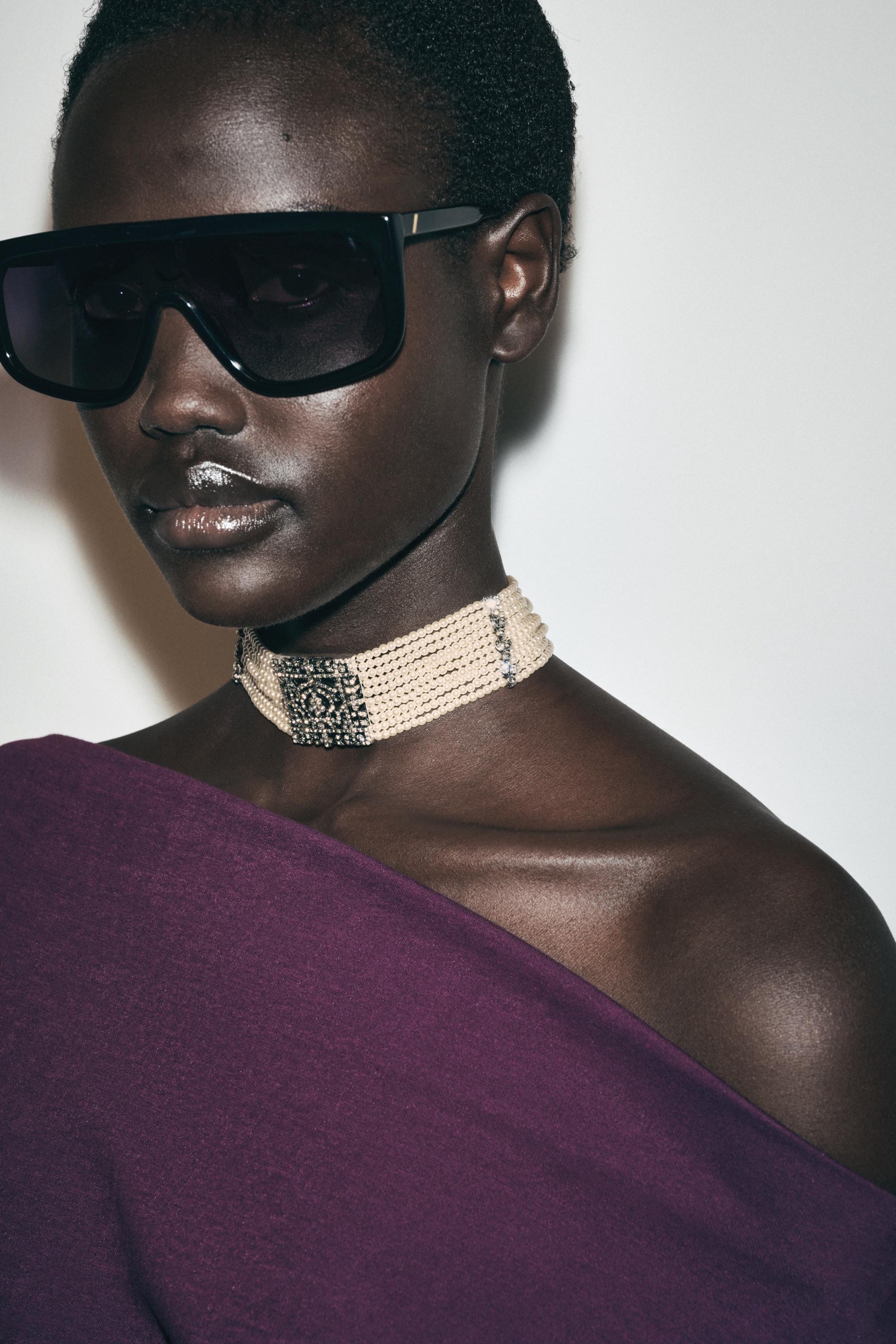 Choker Necklace With Pearls and Rhinestones - 109 - M